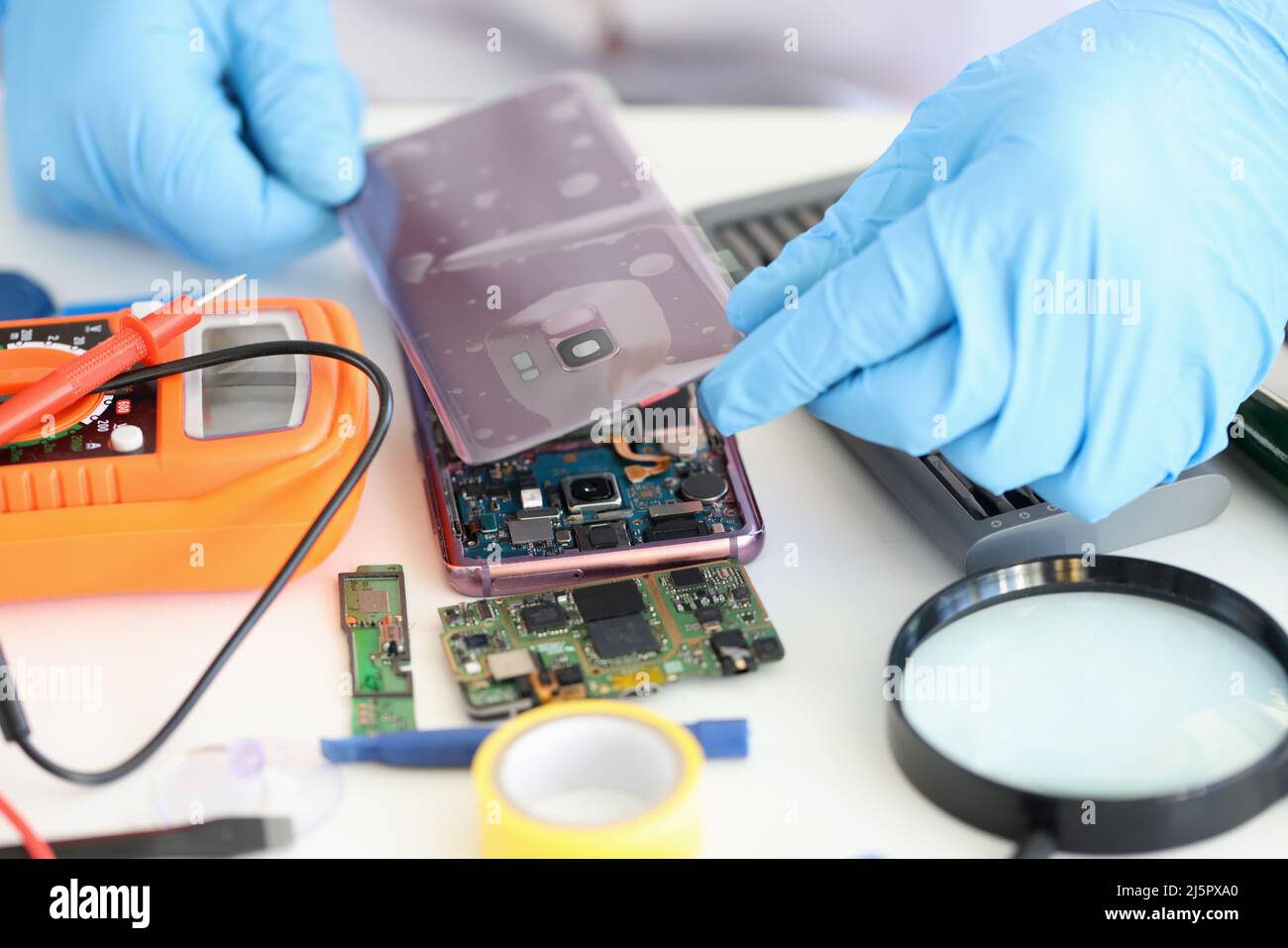 Technicien répare le téléphone mobile, la technologie du téléphone intelligent électronique Banque D'Images