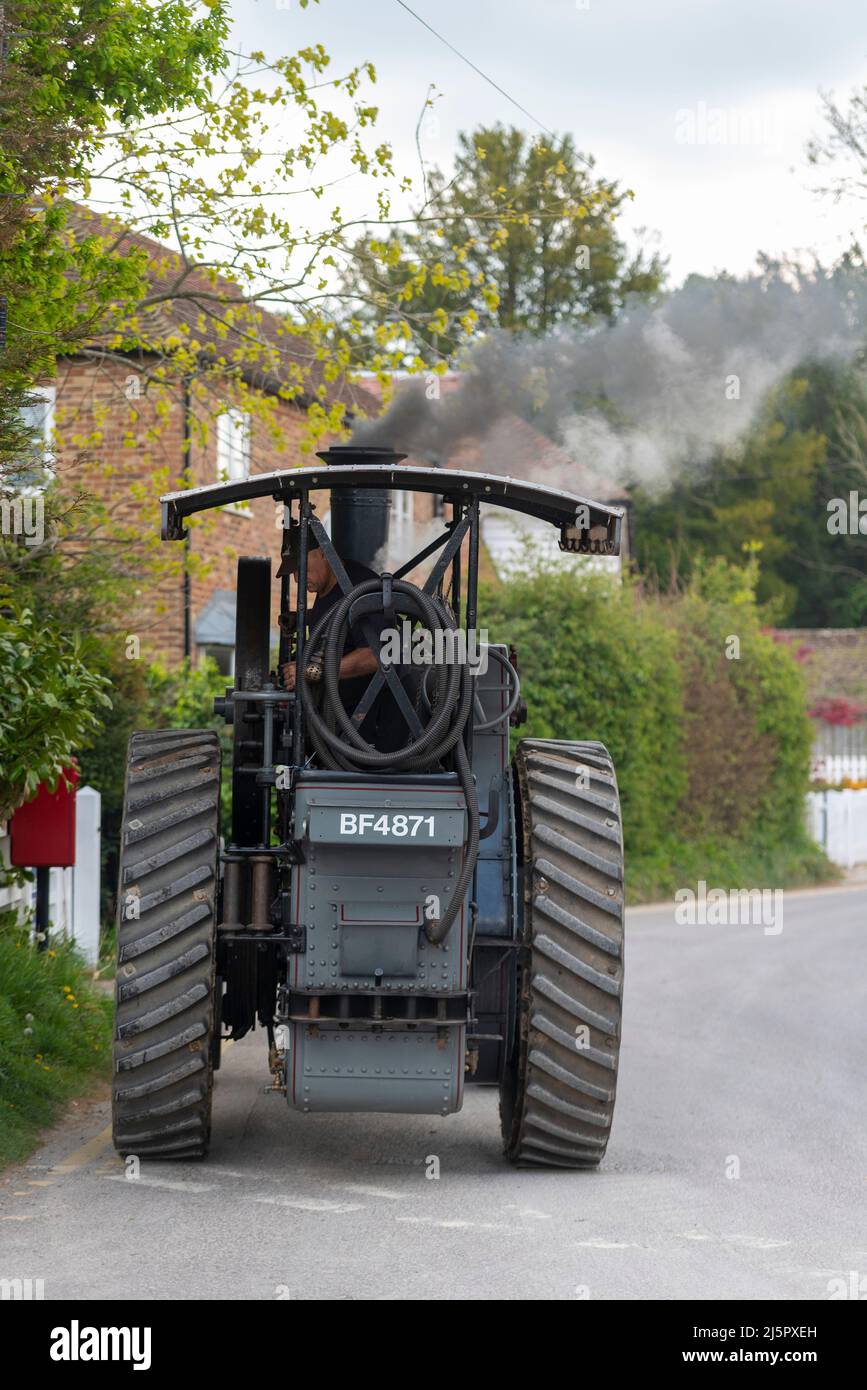 Chemin de fer Kent & East Sussex, Tenterden, Kent, Royaume-Uni. 25th avril 2022. L’avenir du secteur de la vapeur patrimoniale au Royaume-Uni est menacé par la fermeture des mines de charbon du pays, en particulier le charbon à vapeur sèche extrait exclusivement d’une mine du pays de Galles. Le charbon à vapeur sèche est un carburant semi-non fumé qui brûle plus propre que le charbon domestique et est utilisé dans les moteurs de chemins de fer à vapeur, les moteurs de traction et les navires à vapeur. Le charbon importé crée des niveaux de pollution plus élevés et a un impact sur l'environnement en raison de son transport depuis le Kazakhstan et la Colombie. Un événement a eu lieu pour mettre en évidence le problème. Combustion du moteur de traction importé Banque D'Images