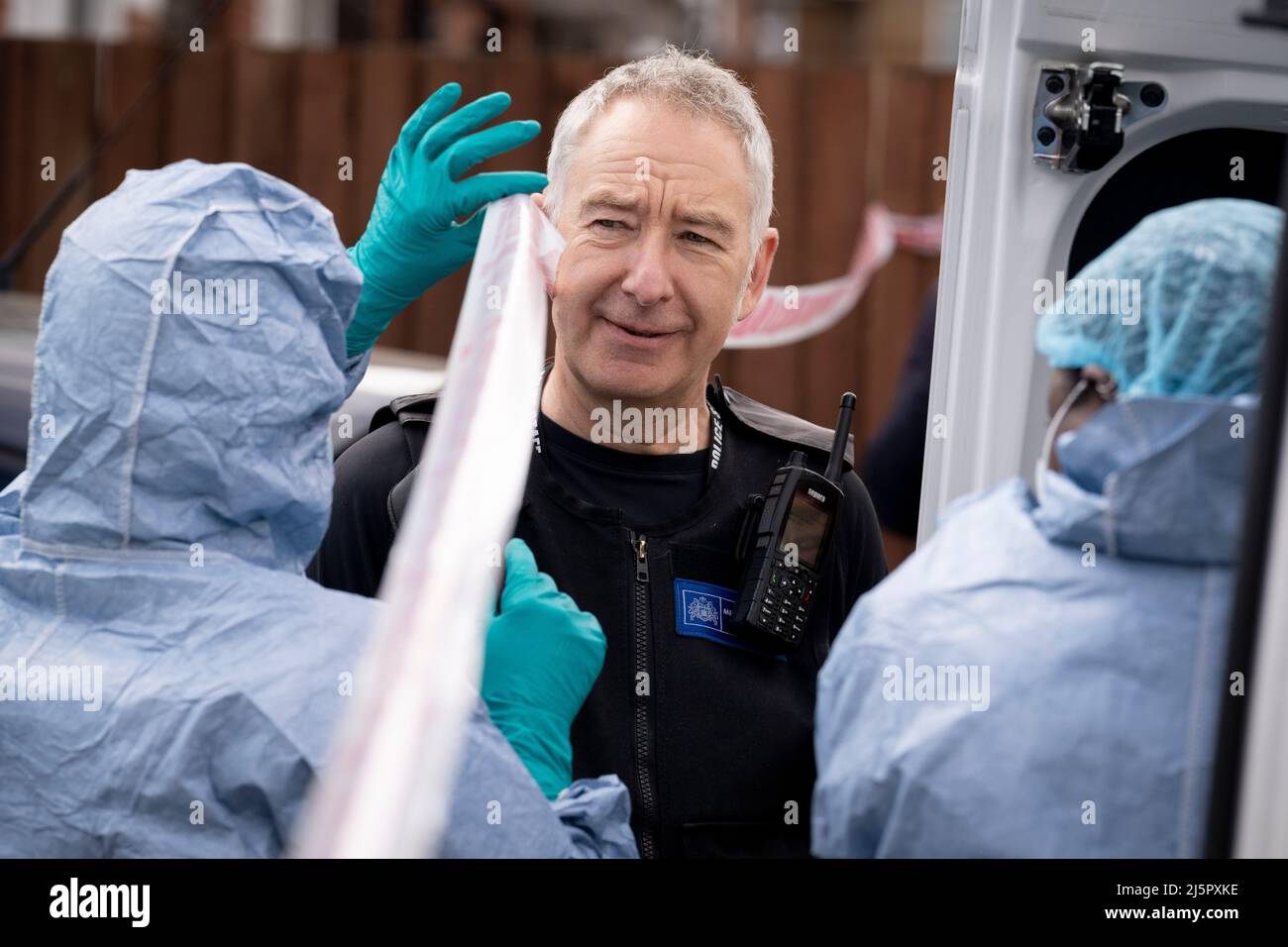 Met police les agents de police judiciaire de scène aident à enquêter sur les meurtres de quatre personnes à Delaford Road à Bermondsey, Southwark, le 25th avril 2022, à Londres, en Angleterre. On croit que toutes les victimes et une personne arrêtée sont connues l'une de l'autre. Banque D'Images