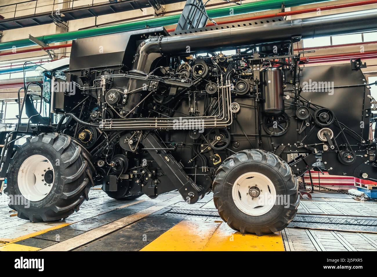 Moissonneuse-batteuse agricole en cours de montage sur chaîne de convoyeur en usine. Banque D'Images