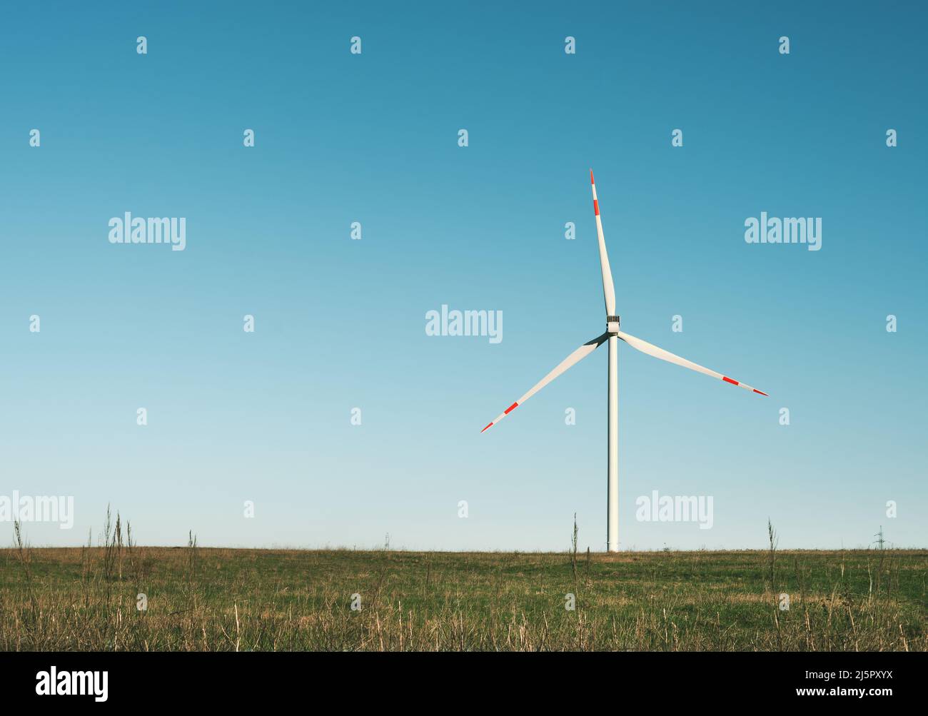 éolienne isolée dans un champ sans vent Banque D'Images