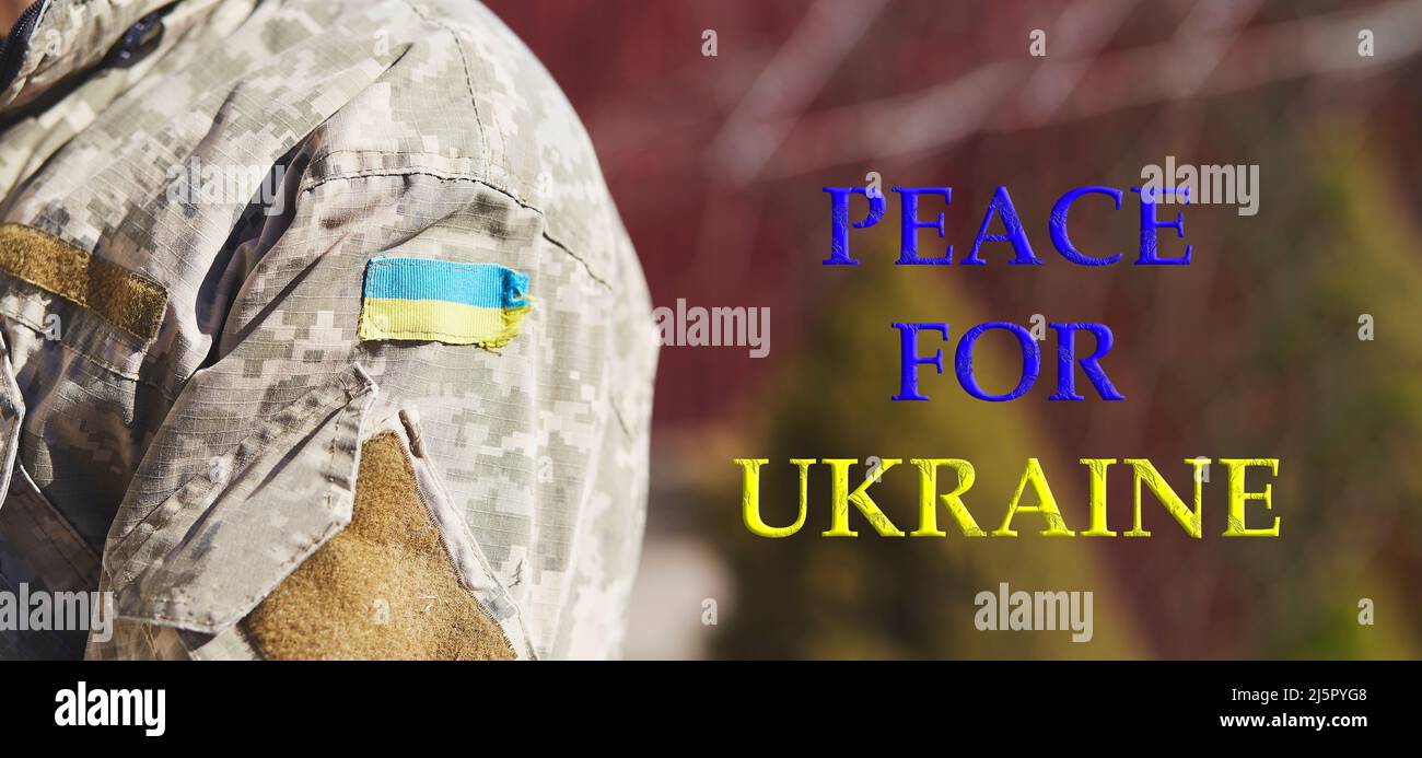 Drapeau ukrainien avec espace de copie et texte - paix pour l'Ukraine. Drapeau ukrainien sur l'uniforme militaire. Arrêter l'agression russe. Arrêter la guerre en Ukraine. Séjournez en Ukraine. Sensation. Priez pour l'Ukraine Banque D'Images