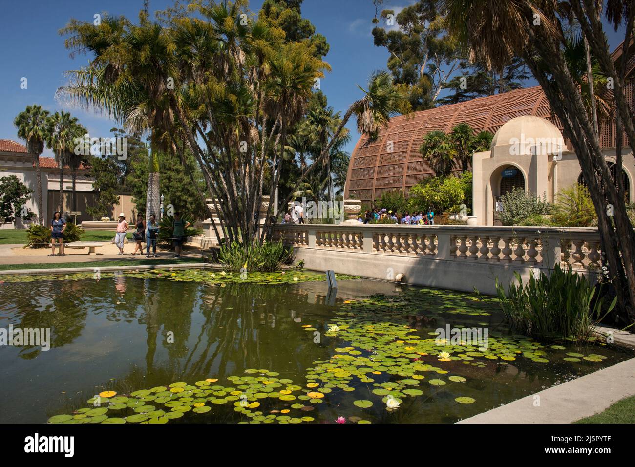 Le bâtiment botanique et son Lily Pond and Lagoon dans le parc Balboa, San Diego Banque D'Images