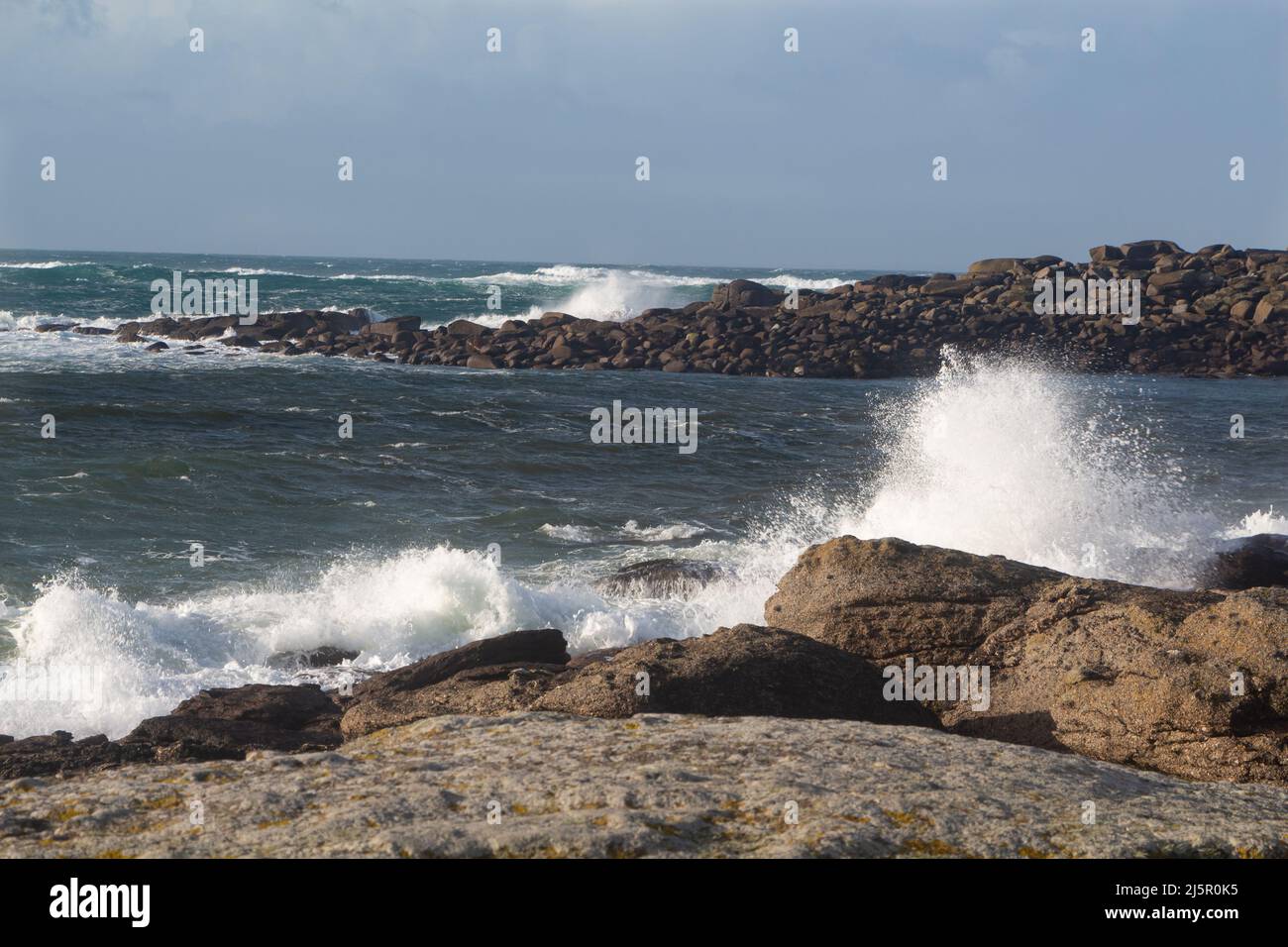 Côte bretonne avec vagues écrasant sur des rochers Banque D'Images
