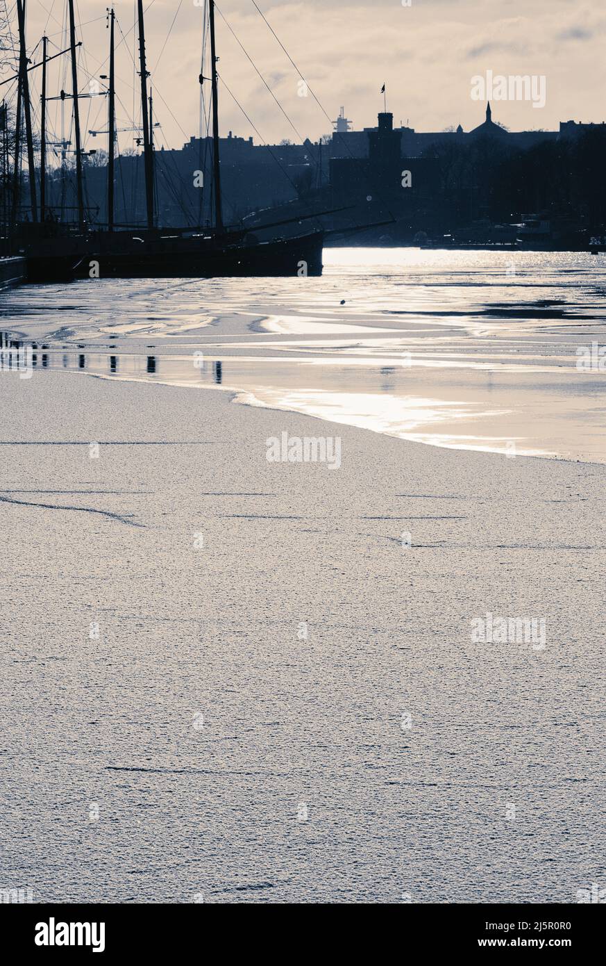 Image atmosphérique d'un voilier dans la baie gelée de Ladugardslandsviken, Ostermalm, Stockholm, Suède Banque D'Images