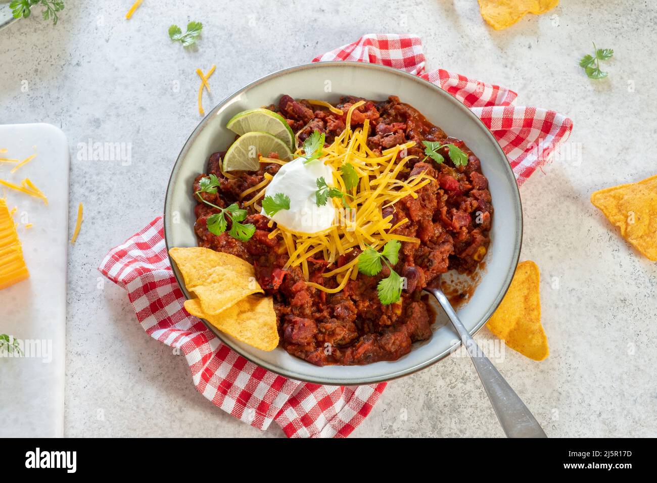 Le Chili con carne est un ragoût traditionnel mexicain de viande hachée et de légumes dans une sauce tomate Banque D'Images