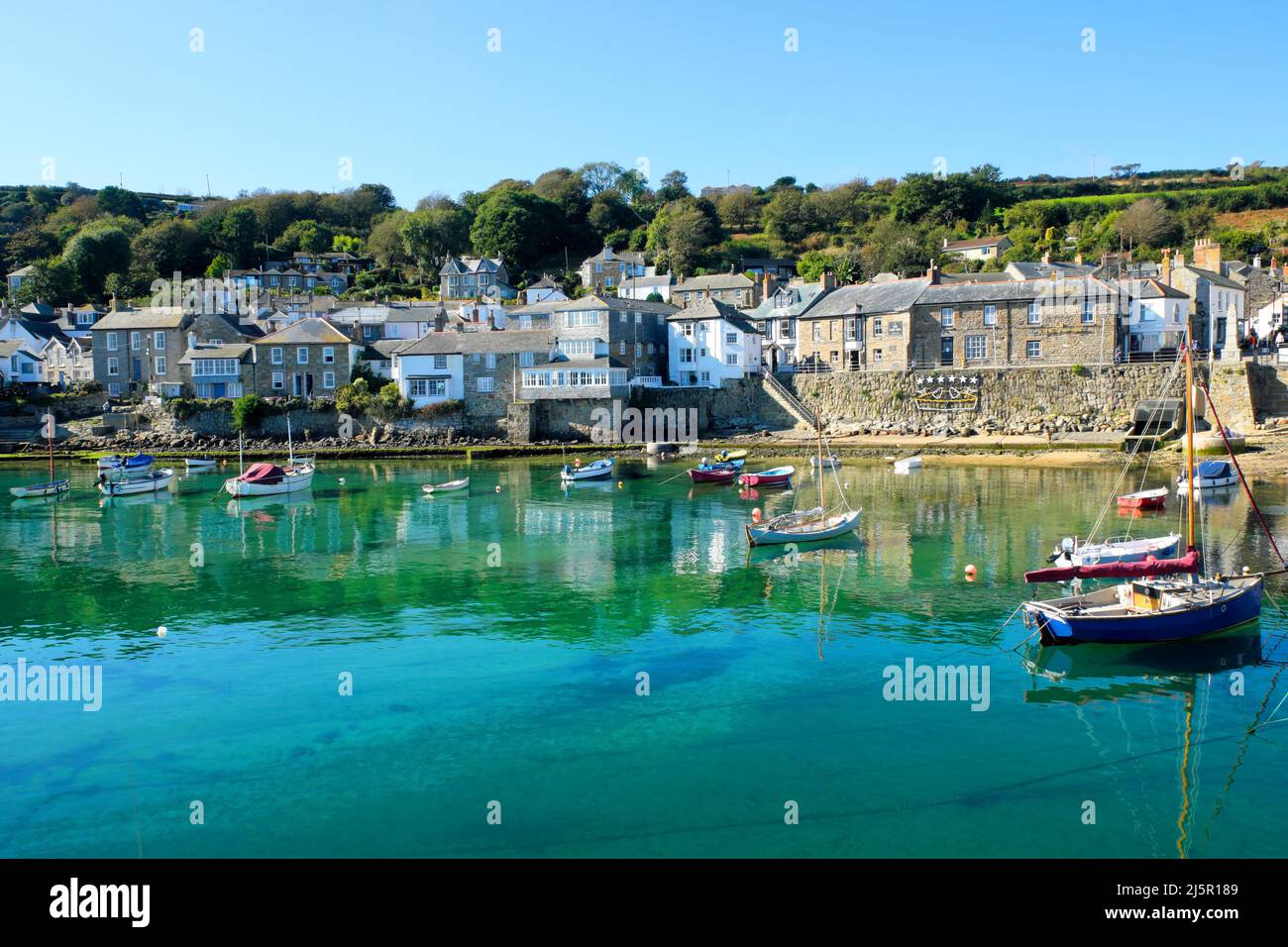 Bateaux dans le pittoresque village de pêcheurs de Mousehole en Cornouailles Angleterre Royaume-Uni Banque D'Images