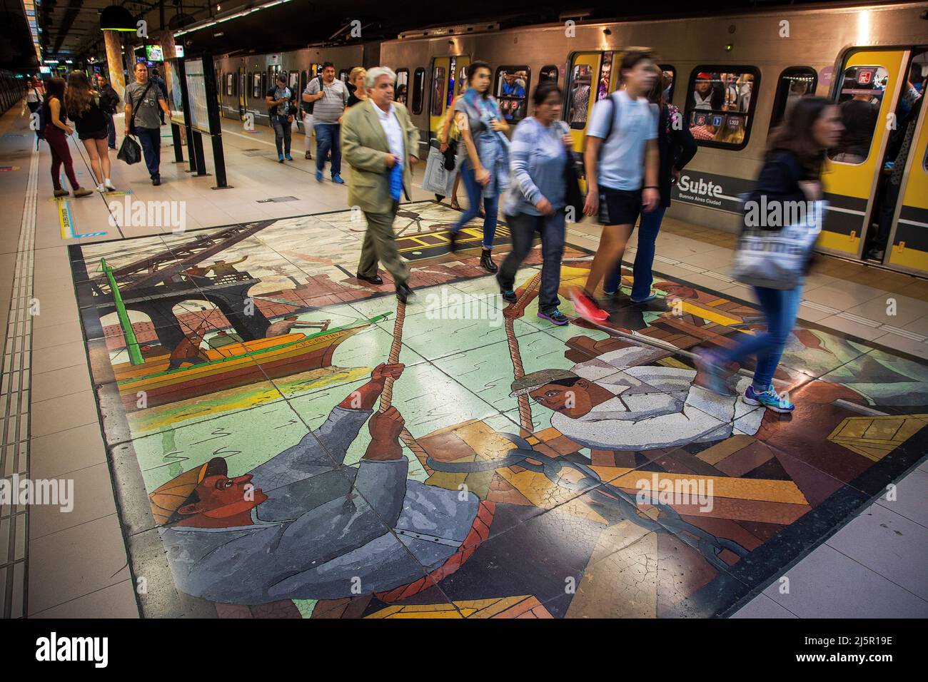 Argentine, Buenos Aires - Station de métro "Subte" Plaza Italia, avec un grand morceau d'art en céramique sur le sol. Banque D'Images