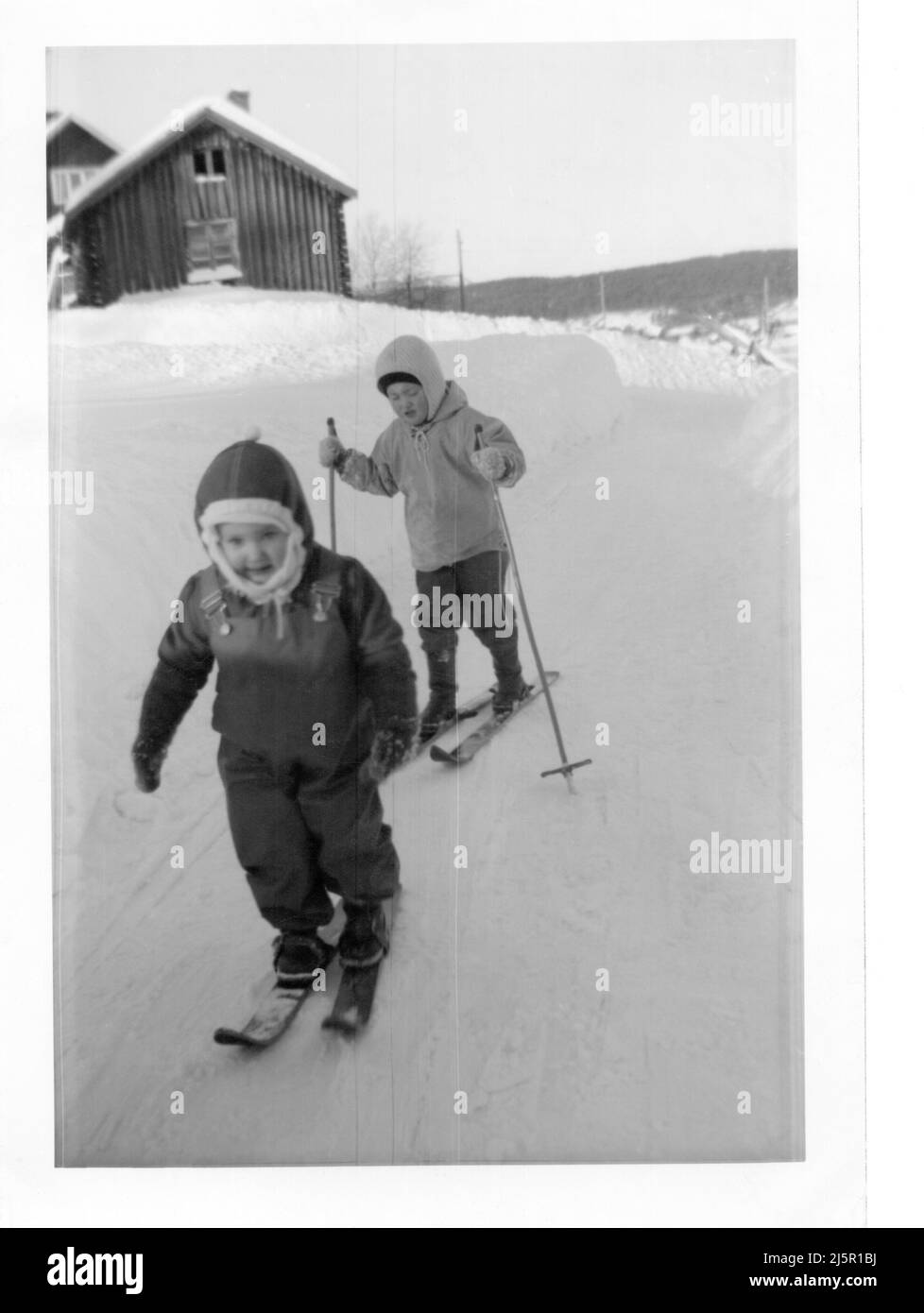 Photographie vintage authentique des années 1960 de deux enfants ski, Suède Banque D'Images