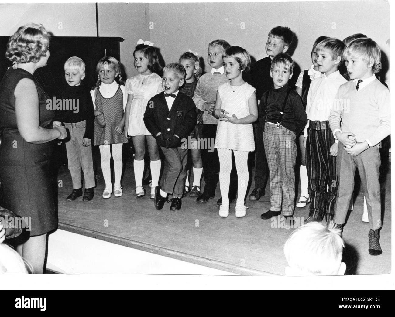 Noir et blanc des années 60 authentique classe de photographie vintage de jeunes enfants et enseignant, Stockholm, Suède Banque D'Images