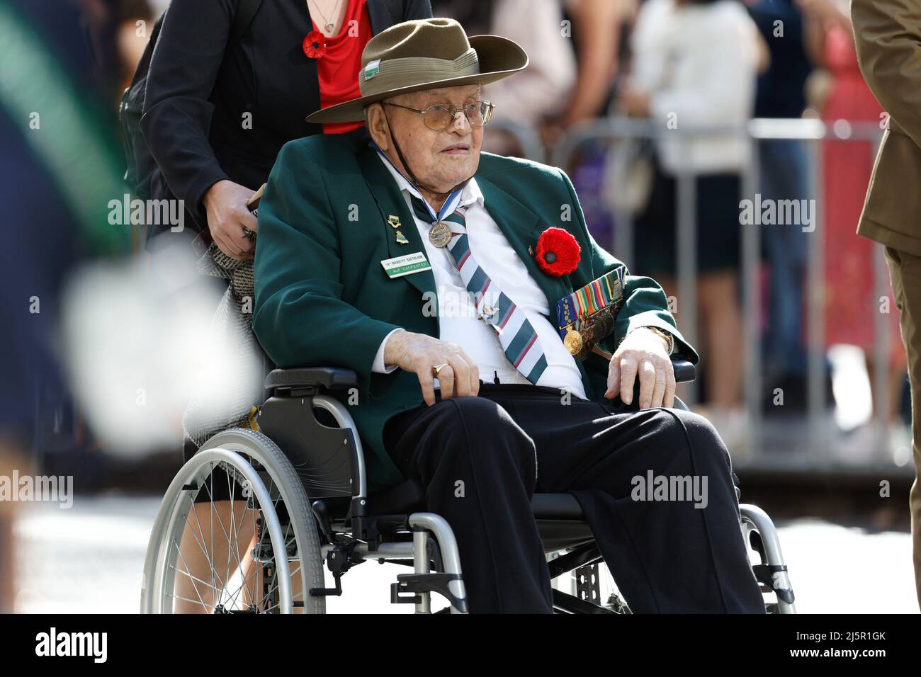 Sydney, Australie. 25th avril 2022. Les anciens combattants de guerre, le personnel de défense, les veuves de guerre et les descendants descendent dans la rue Elizabeth lors du défilé de l'ANZAC le 25 avril 2022 à Sydney, en Australie. Cette année, la journée de mars de l'ANZAC intervient 107 ans après que les troupes d'Australie et de Nouvelle-Zélande ont atterri à Gallipoli pour lancer la campagne. Credit: Images IOIO/Alamy Live News Banque D'Images