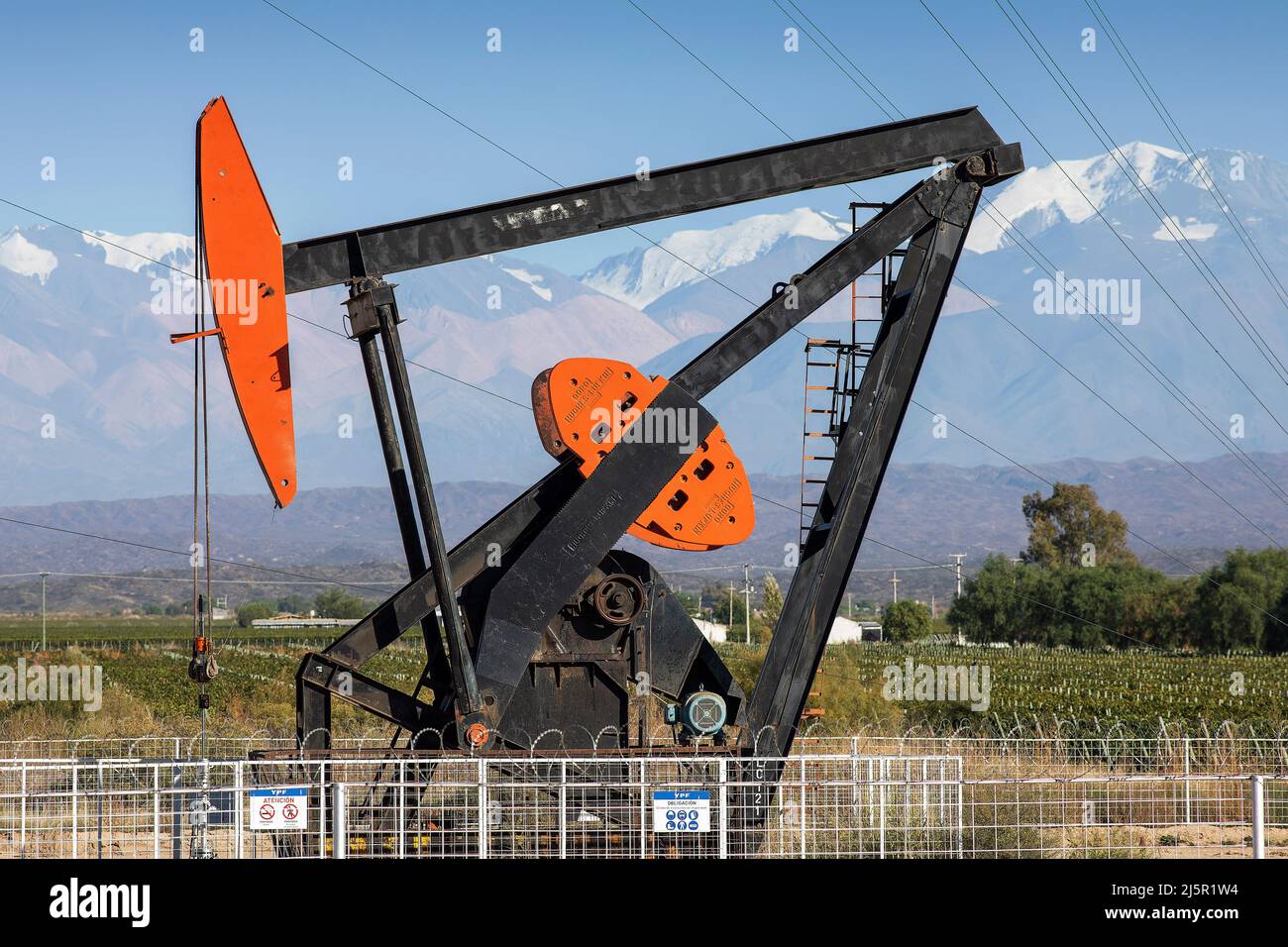 Une citrouille appartenant à la compagnie pétrolière Argentine YPF est vue dans la vallée de l'UCO près de San Juan. Banque D'Images