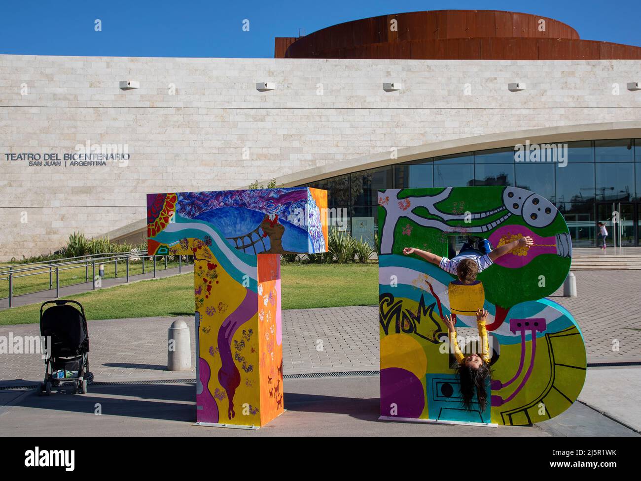 Argentine - le Théâtre Bicentenario de San Juan est situé à San Juan. Scène pour les opéras, ballets et concerts le bâtiment a été design a été inspi Banque D'Images