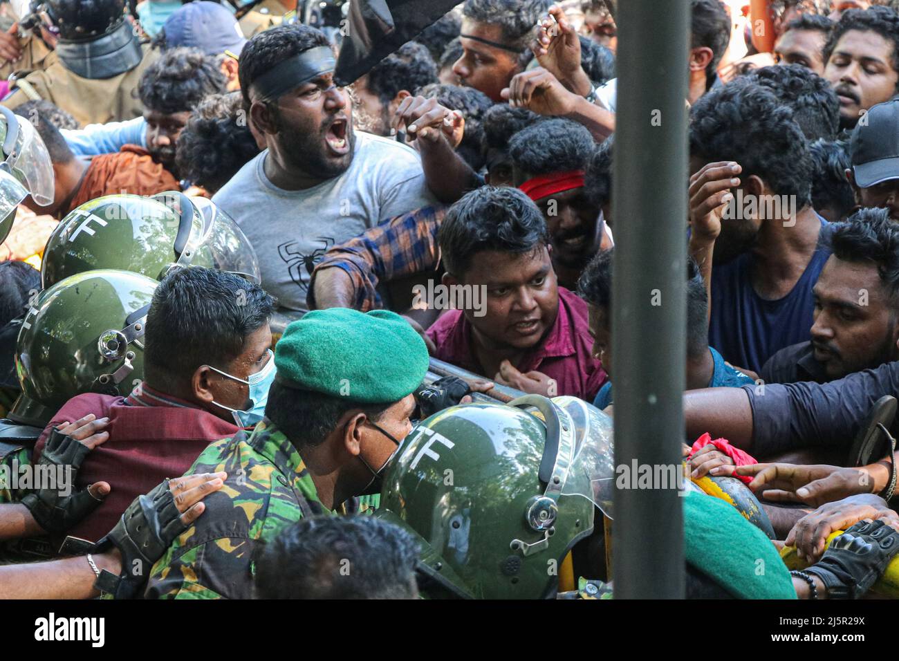 Des étudiants universitaires participent à une manifestation contre la crise économique et politique en cours dans le pays à Colombo. (Photo de Saman Abesiriwardana/Pacific Press) Banque D'Images