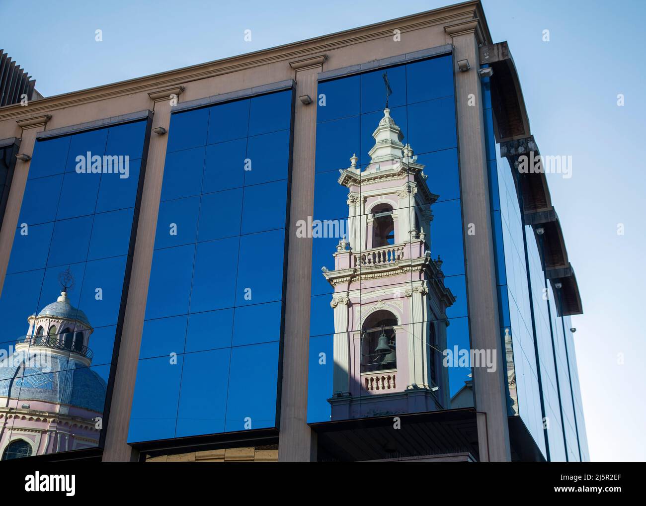 Argentine, Salta, cathédrale basilique de Salta dans un immeuble de bureaux moderne. Banque D'Images