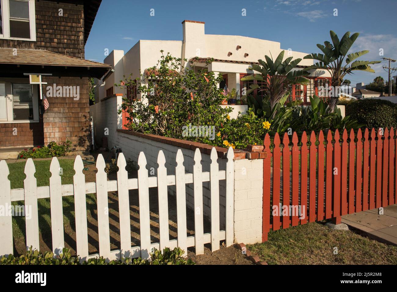 Maisons individuelles avec jardins protégés avec clôtures sur Orange Ave, Coronado Island, San Diego Banque D'Images