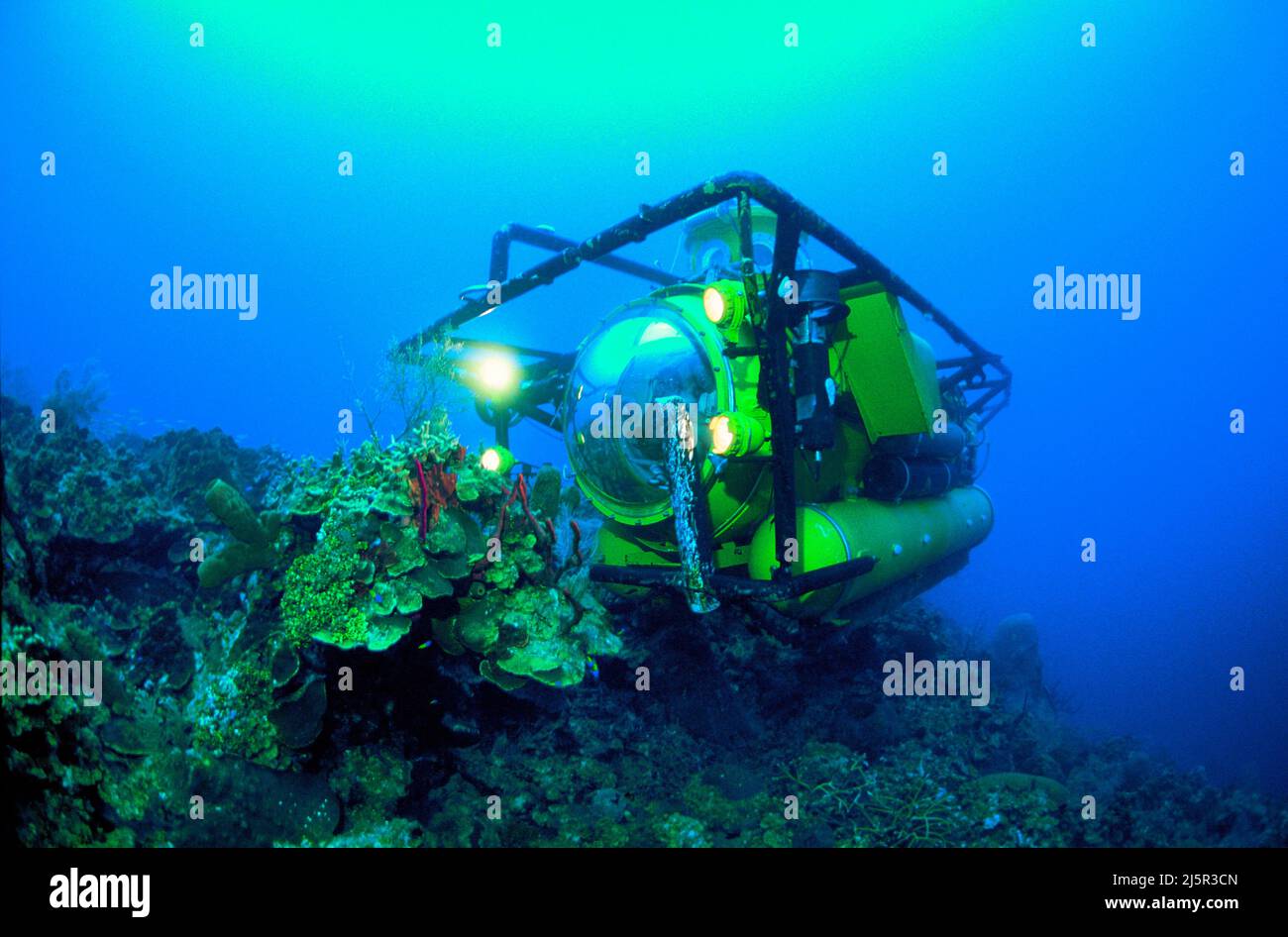 Sous-marin de recherche dans un récif de corail aux îles Caïmans, Caraïbes, mer des Caraïbes Banque D'Images