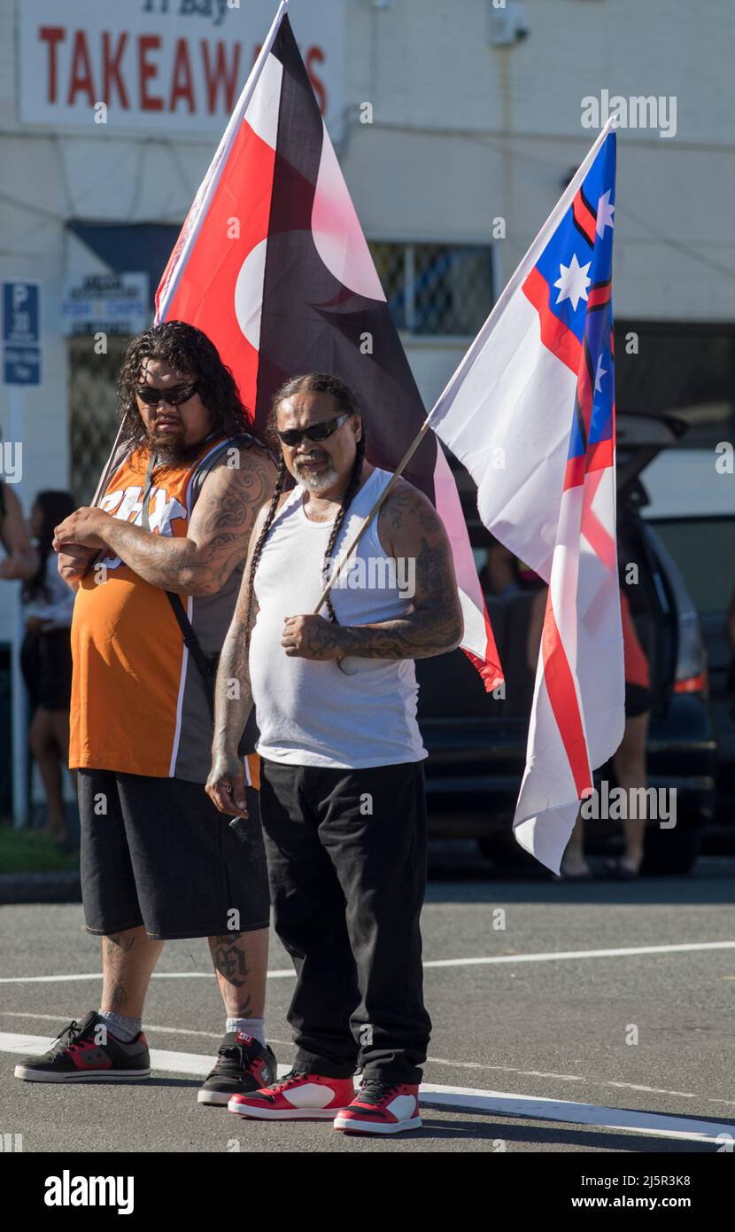 Hommes maoris avec l'ancien et nouveau drapeau maori pendant la journée de Waitingi. La journée de Waitangi est la journée nationale de la Nouvelle-Zélande, et commémore la signature, Banque D'Images