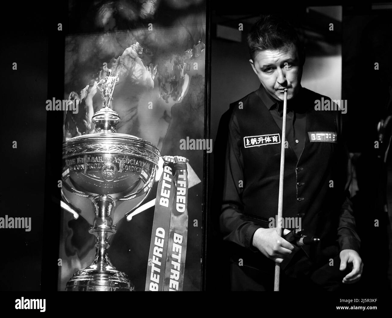 Le Kyren Wilson d'Angleterre en action contre Stuart Bingham d'Angleterre pendant le dixième jour des Championnats du monde de Snooker de Betfred au Crucible, Sheffield. Date de la photo: Lundi 25 avril 2022. Banque D'Images