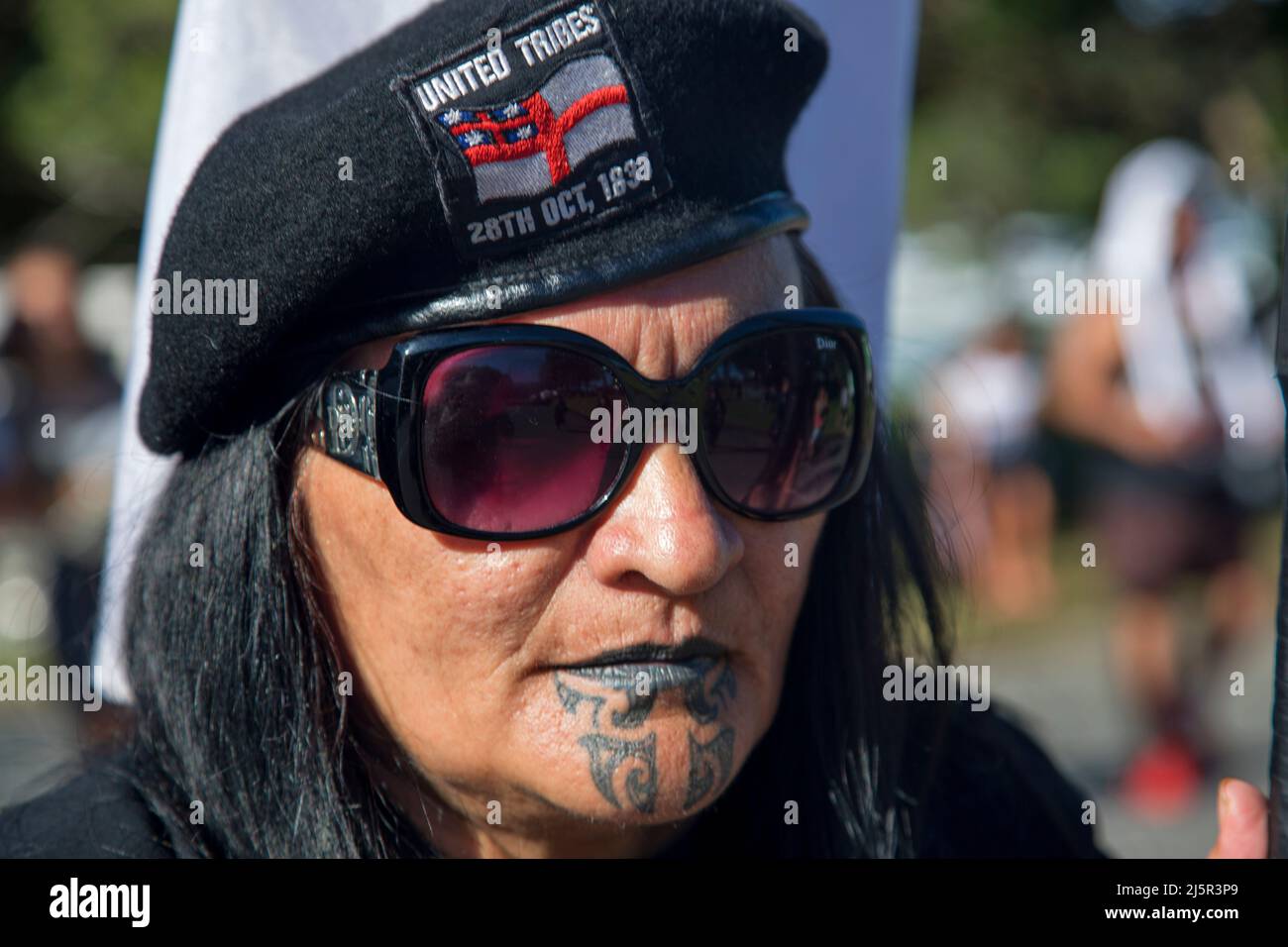 Femme maorie membre de l'organisation des tribus unies lors d'une marche de protestation le jour de Waitangi. La journée de Waitangi est la journée nationale de la Nouvelle-Zélande, et com Banque D'Images