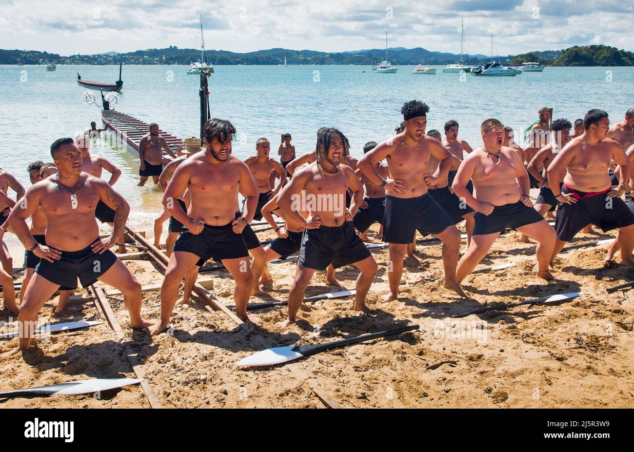 Le haka est un cri de guerre traditionnel, une danse de guerre ou un défi dans la culture Māori. Sur la photo, elle est exécutée pendant la journée de Waitingi. Le jour de Waitangi est le nat Banque D'Images