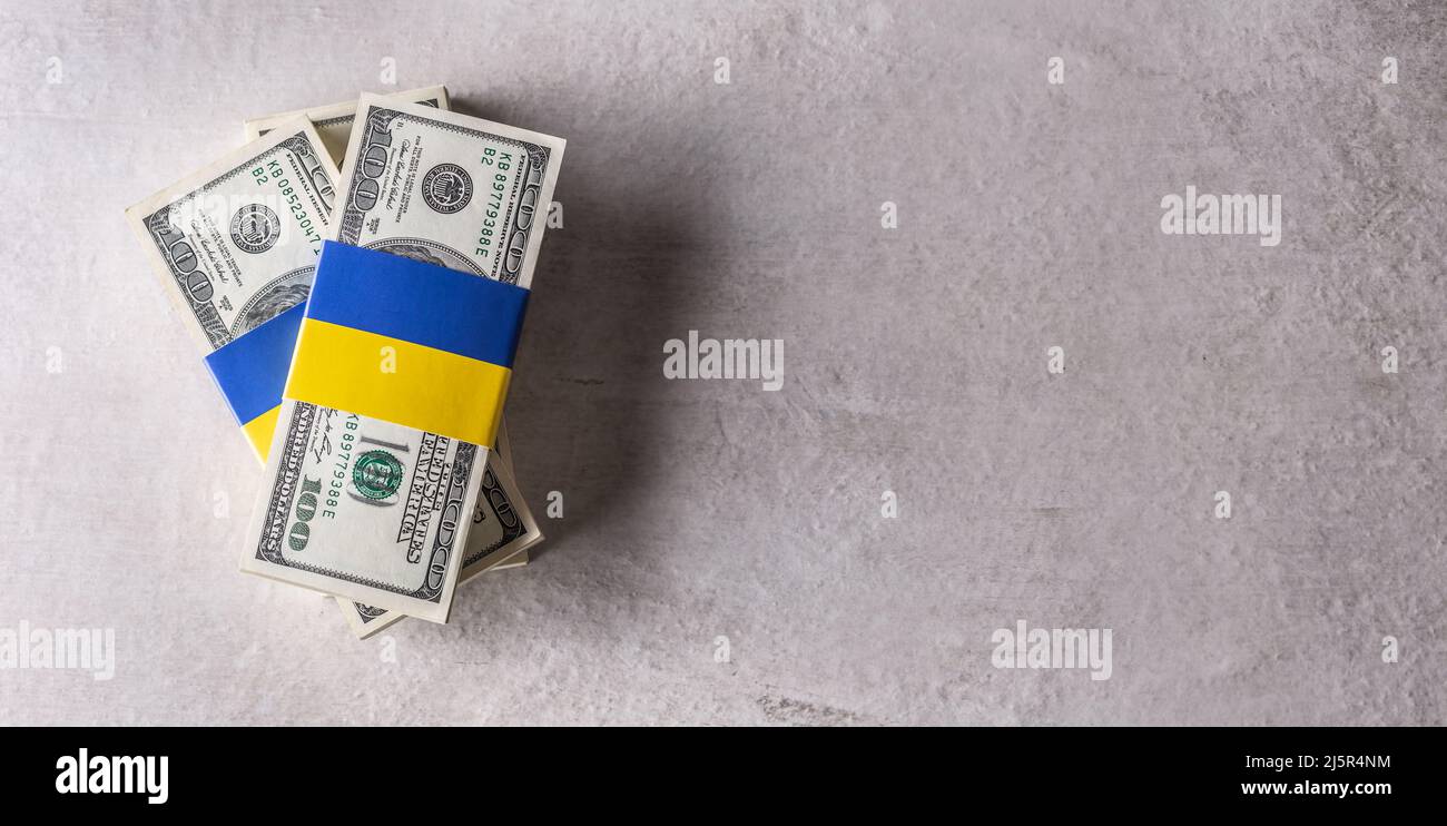 Lots de billets en dollars liés au drapeau ukrainien. Le concept de soutien du gouvernement américain, pour les déchirés par la guerre. tp de vue avec l'espace de copie. Banque D'Images