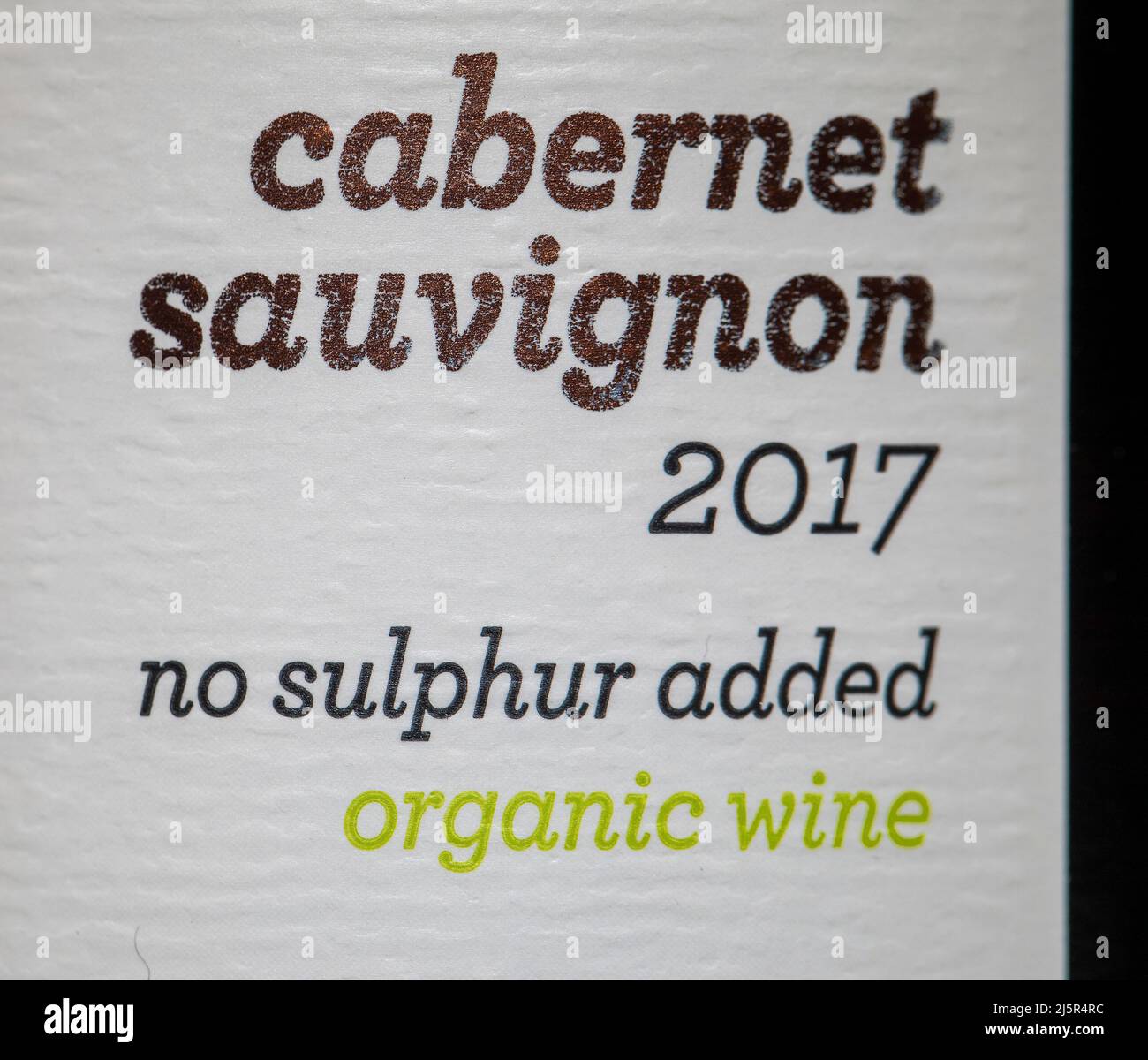 Un vin rouge biologique de raisins Cabernet Sauvignon et sans sulfites ajoutés. Banque D'Images