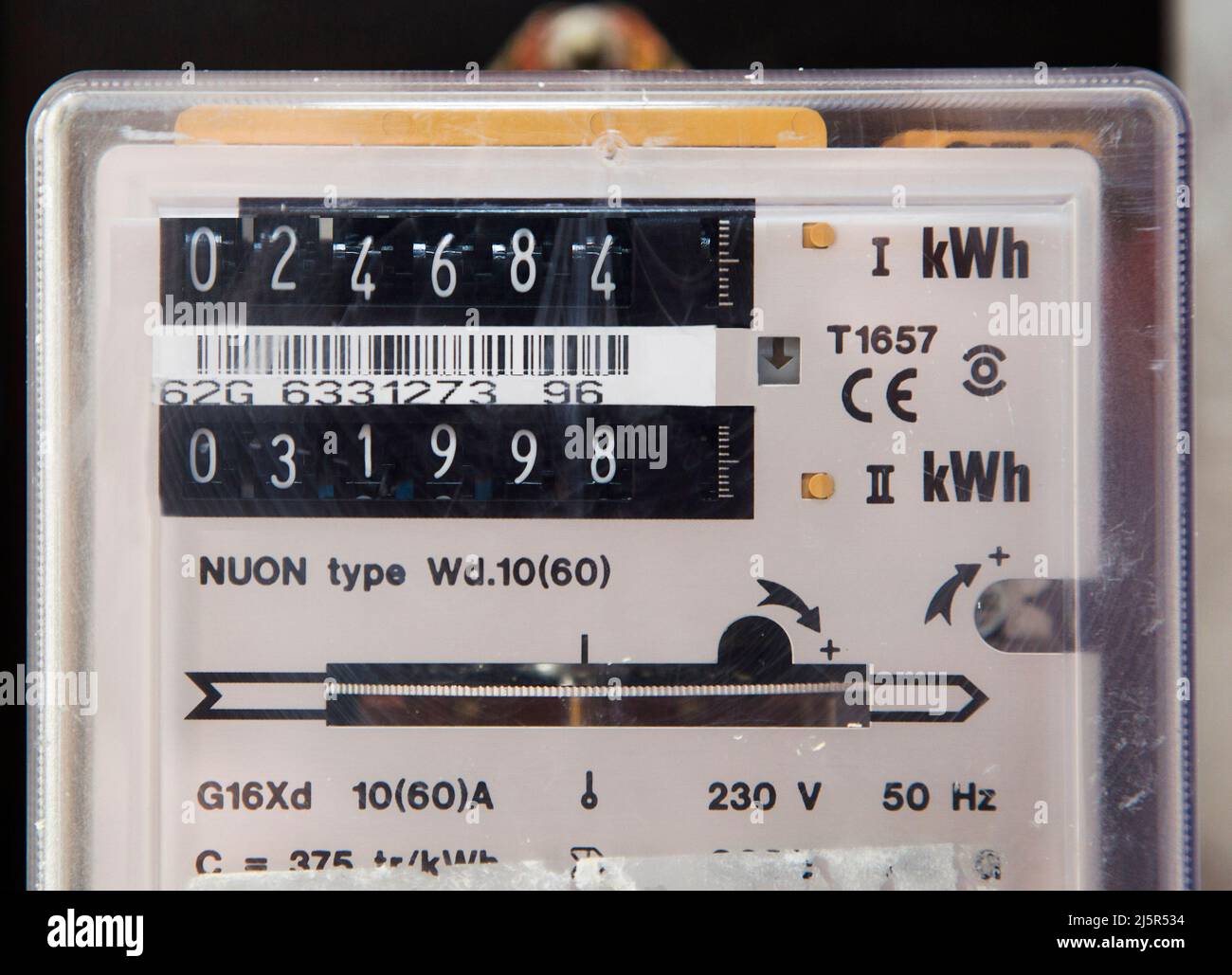 Un ancien kilowatt analogique ou compteur d'électricité avec une nuit (= moins cher) et un score de jour. Banque D'Images