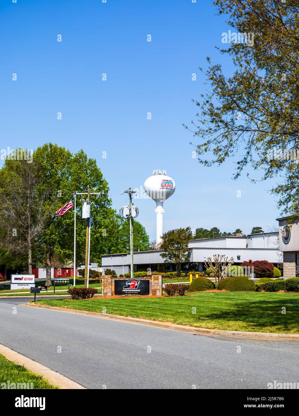 MOORESVILLE, NC, USA-17 AVRIL 2022: SRI Performance Building, et MSI Defense Solutions, avec "Race City" Mooresville tour derrière. Banque D'Images
