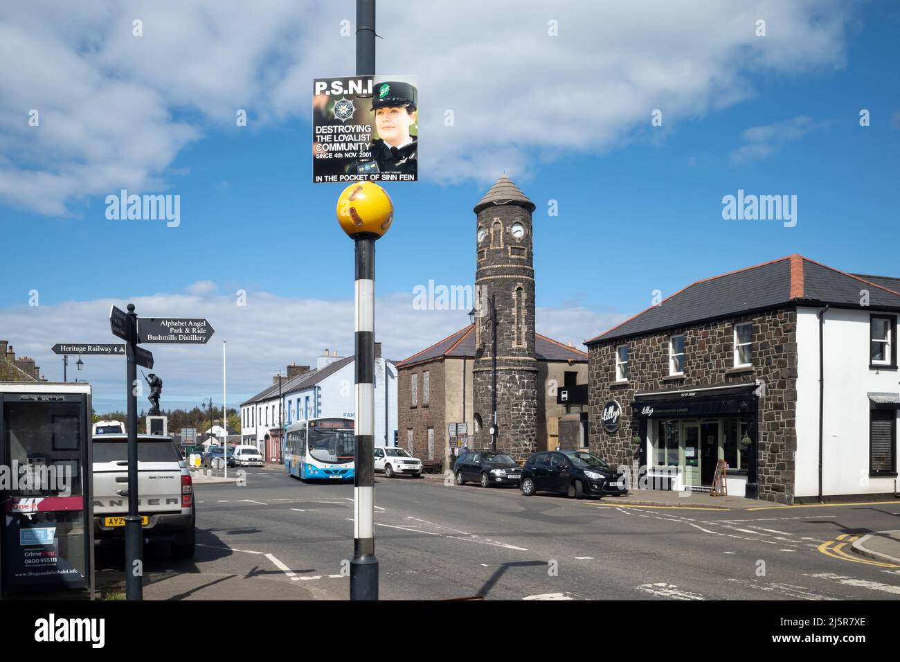 Le signe de fidélisation dans Bushmills Co. Antrim affirmant que le PSNI (Service de police de l'Irlande du Nord) détruit la communauté loyaliste. Banque D'Images