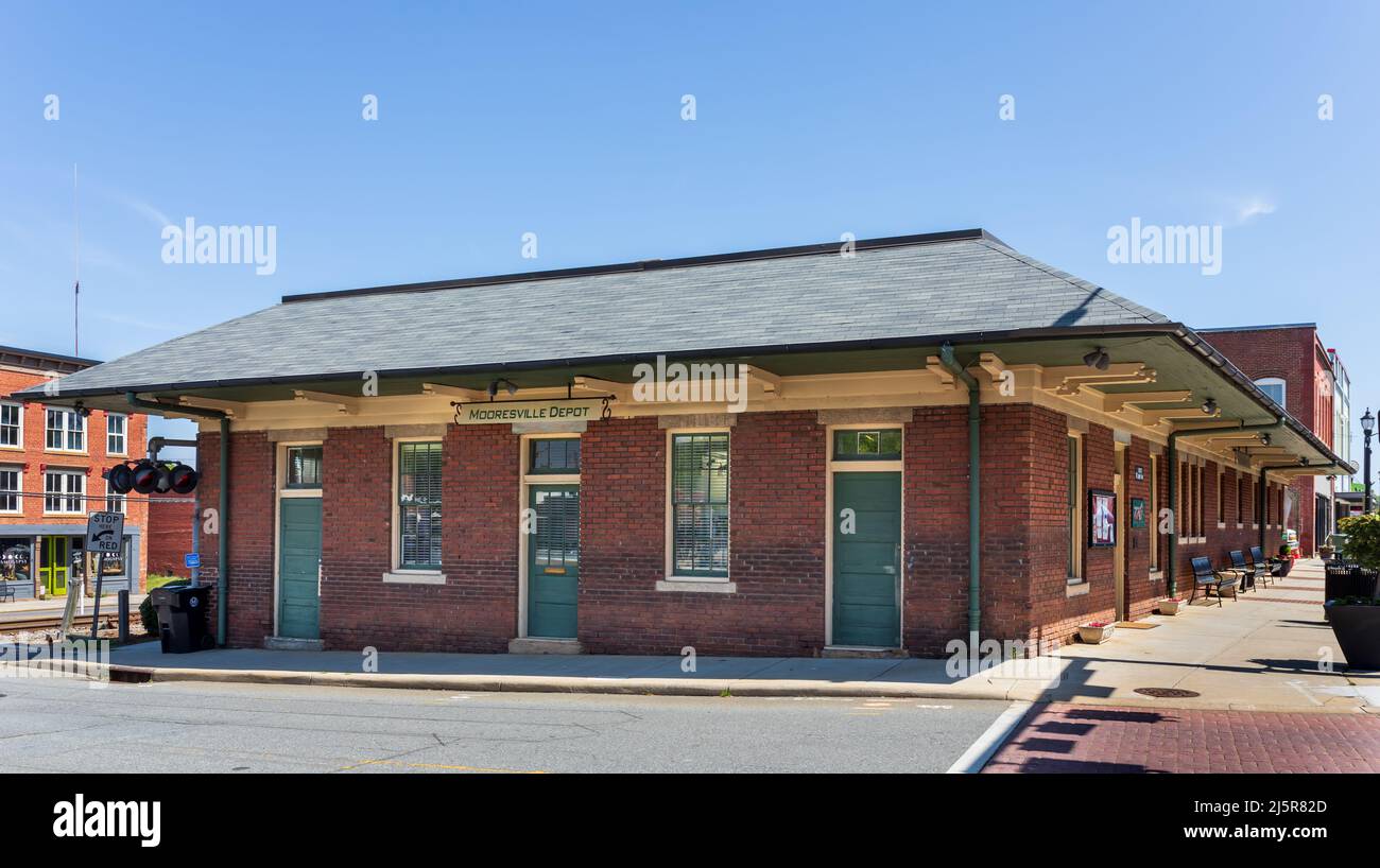 MOORESVILLE, NC, USA-17 AVRIL 2022: Le dépôt historique de train de Mooresville sur main Street. Soleil, ciel bleu. Banque D'Images