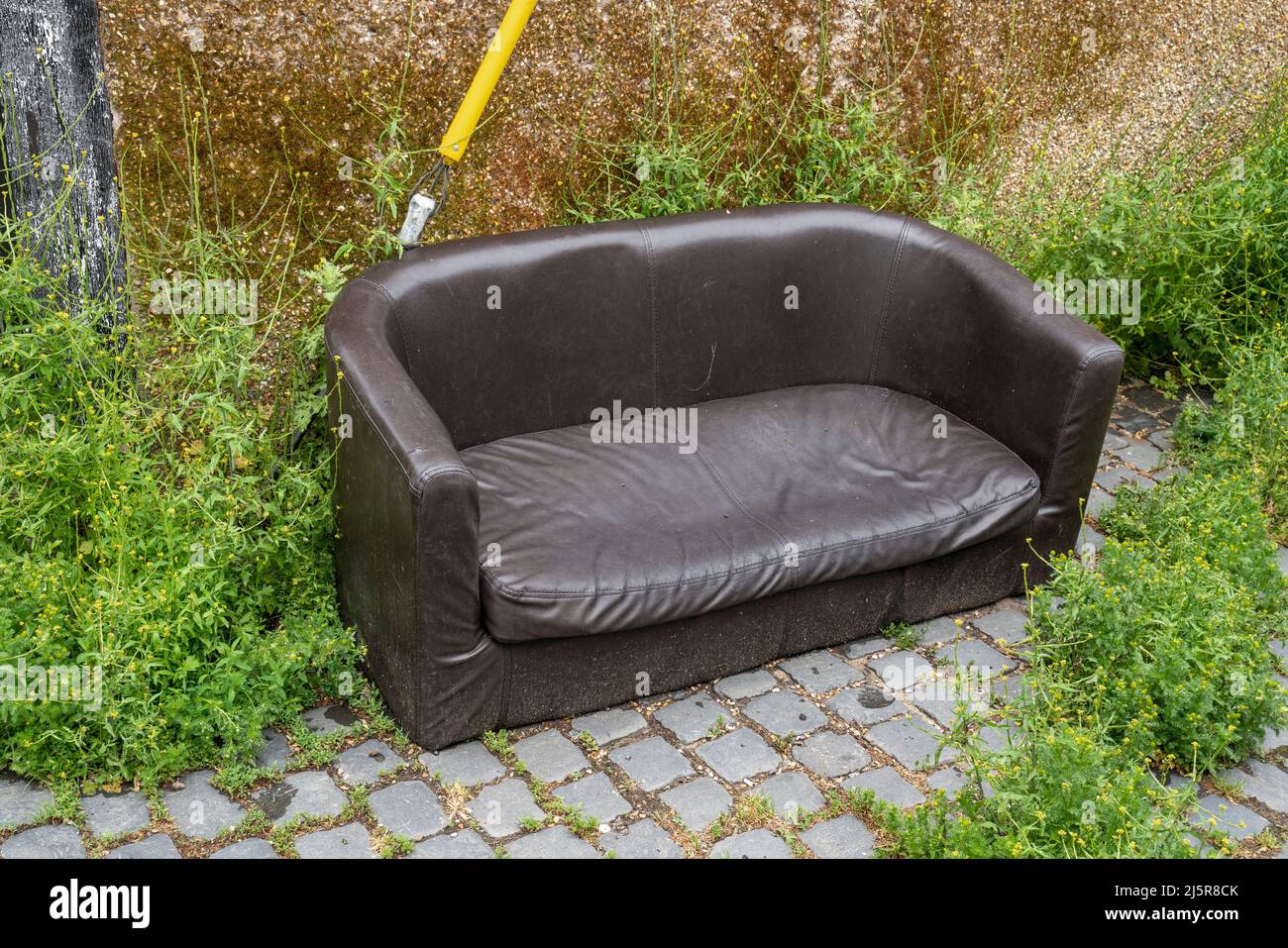 Canapé à bout de mouche dans la rue arrière Banque D'Images
