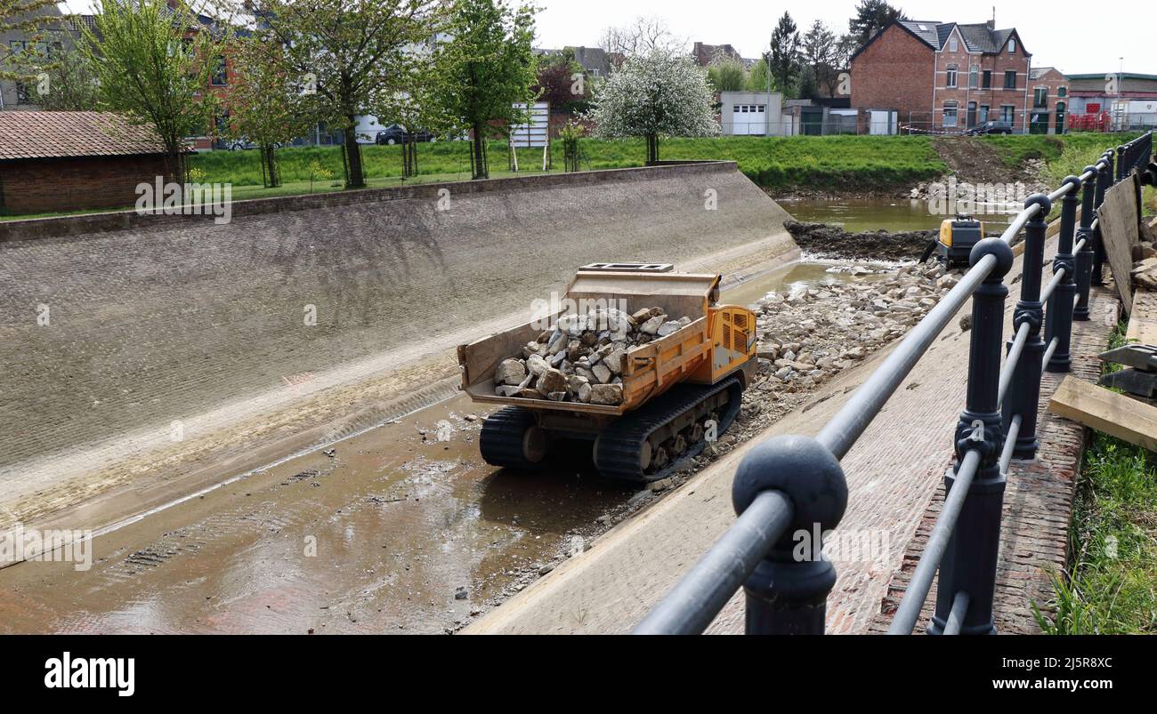 Travaux de construction dans le lit sec de la rivière Banque D'Images