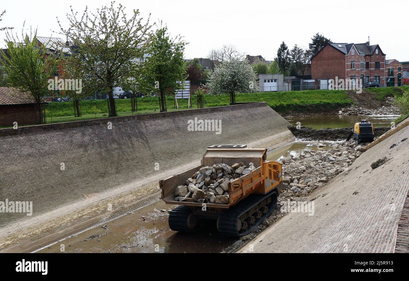 Travaux de construction dans le lit sec de la rivière Banque D'Images