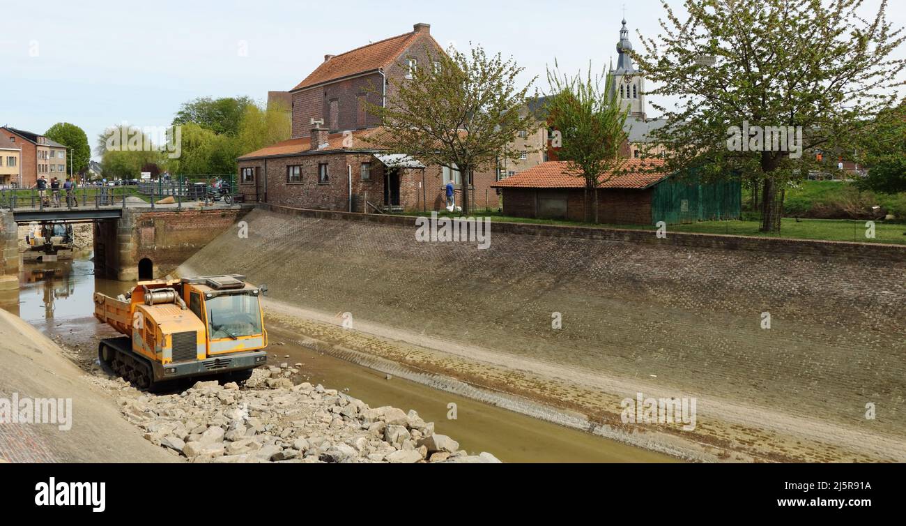 Travaux de construction dans le lit sec de la rivière Banque D'Images