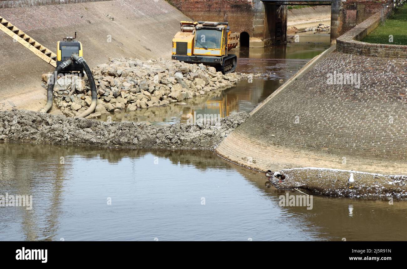Travaux de construction dans le lit sec de la rivière Banque D'Images