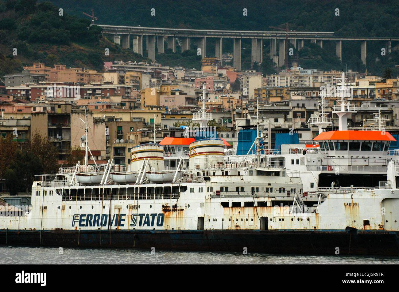 Messina, Italie 11/12/2005: Le port avec le ferry Ferrovie dello Stato Cariddi. ©Andrea Sabbadini Banque D'Images