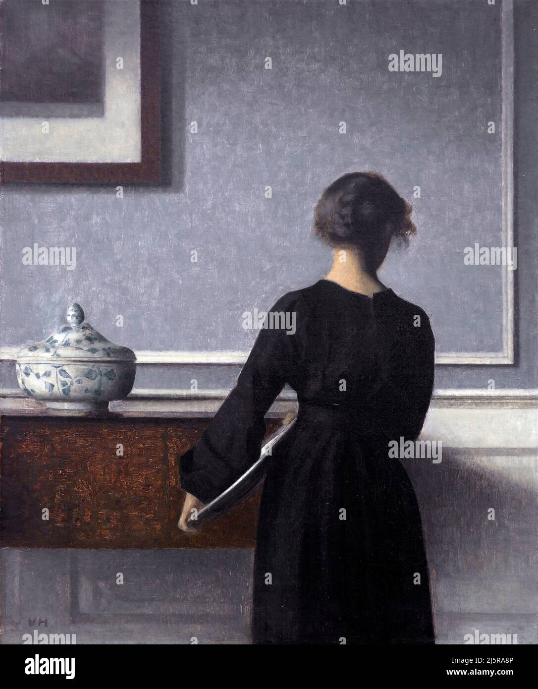 Intérieur avec jeune femme de derrière par l'artiste danois, Vilhelm Hammershoi (1864-1916), huile sur toile, 1904 Banque D'Images