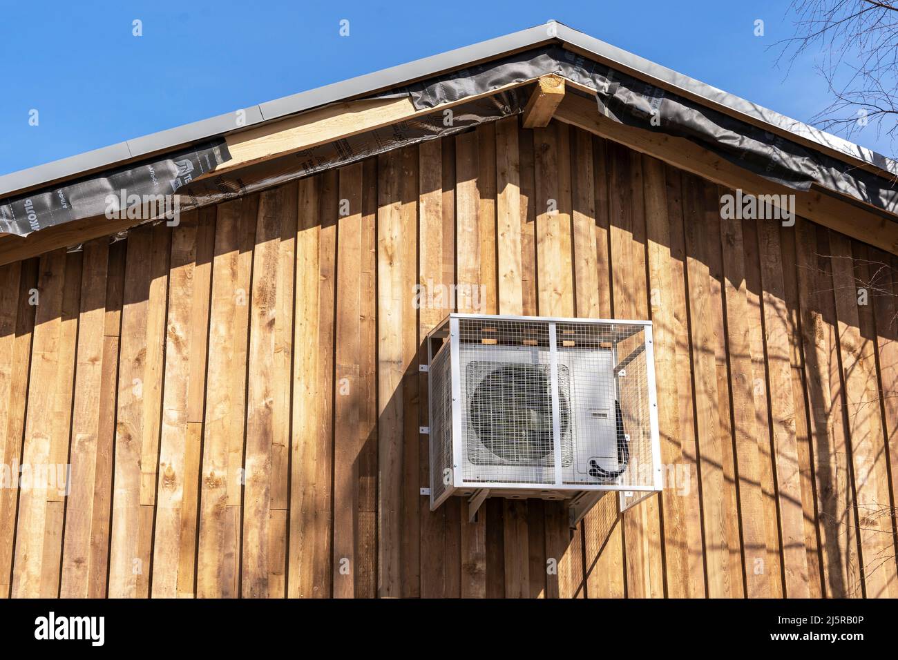 climatisation sur le mur de chalet en bois.systèmes de climatisation modernes Banque D'Images