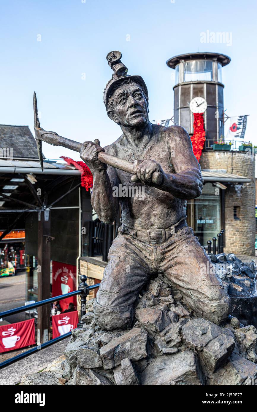 Une statue d'un mineur de charbon par Anthony Dufort érigée en 2000 comme « un hommage aux mineurs de la forêt de Dean » dans la ville de la forêt de Dean à Cendrillon Banque D'Images