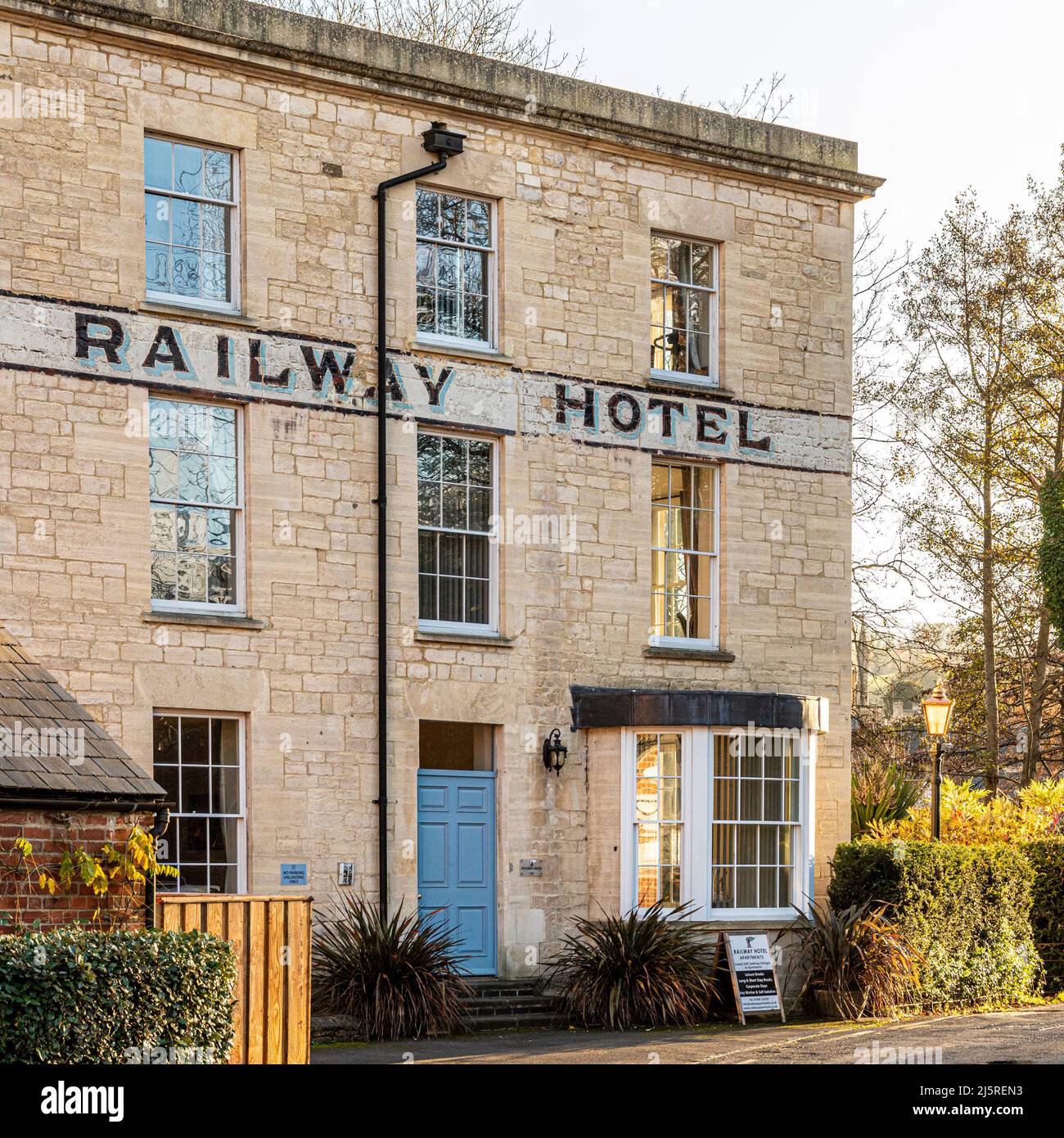 L'ancien hôtel de chemin de fer (maintenant converti en appartements de luxe) dans la petite ville de Nailsworth dans les vallées de Stroud, Gloucestershire, Angleterre Royaume-Uni Banque D'Images