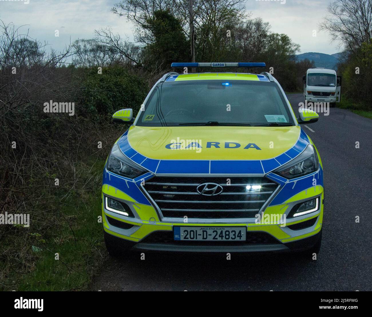 Dunmanway, West Cork Ireland, lundi 25 avril 2022; les services d'urgence ont traité aujourd'hui d'un seul accident de véhicule à l'arrière de la route Bantry à Cork. 4 unités du service d'incendie du comté de Cork des casernes de pompiers de Dunmanway et Bantry ainsi que Gardai de Dunmanway, le personnel de l'Ambulance et l'Ambulance aérienne ont assisté à la scène où le seul occupant de la voiture, Une femme dans ses années 50 a été traitée pour des blessures graves mais non mortelles avant d'être transporté à l'hôpital de l'université de Cork. Gardaí étudie les circonstances de la collision. Credit ED/Alamy Live News Banque D'Images