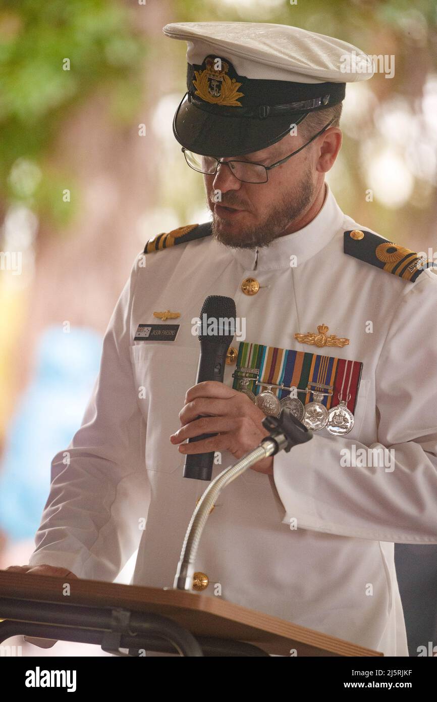 Brisbane, Australie. 25th avril 2022. Le Capitaine de corvette Jason Parsons parle avec la foule pendant le service. La branche du RSL Holland Park-Mount Gravatt a organisé une marche et un service de la journée locale de l'ANZAC le matin du lundi 25 avril 2022 pour commémorer les membres des services armés australiens et néo-zélandais. LA Journée DE L'ANZAC (corps d'armée de Nouvelle-Zélande en Australie) a été commémorée le 25 avril 1916, un an après le débarquement de l'ANZAC à Gallipoli pendant la première Guerre mondiale. Crédit : SOPA Images Limited/Alamy Live News Banque D'Images