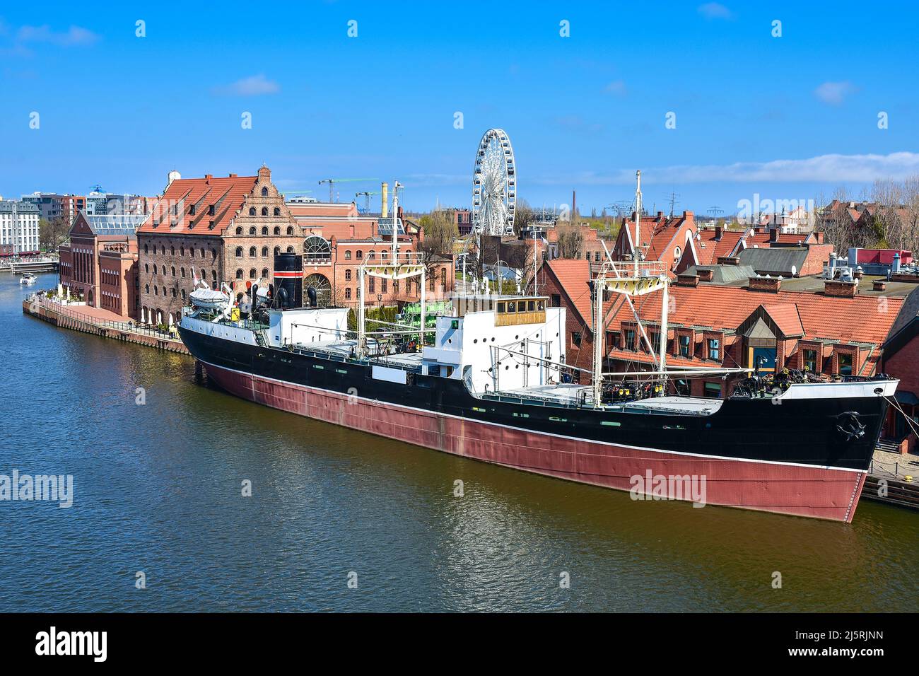 Vieille ville de Gdansk, un navire sur la rive de Motlawa Banque D'Images