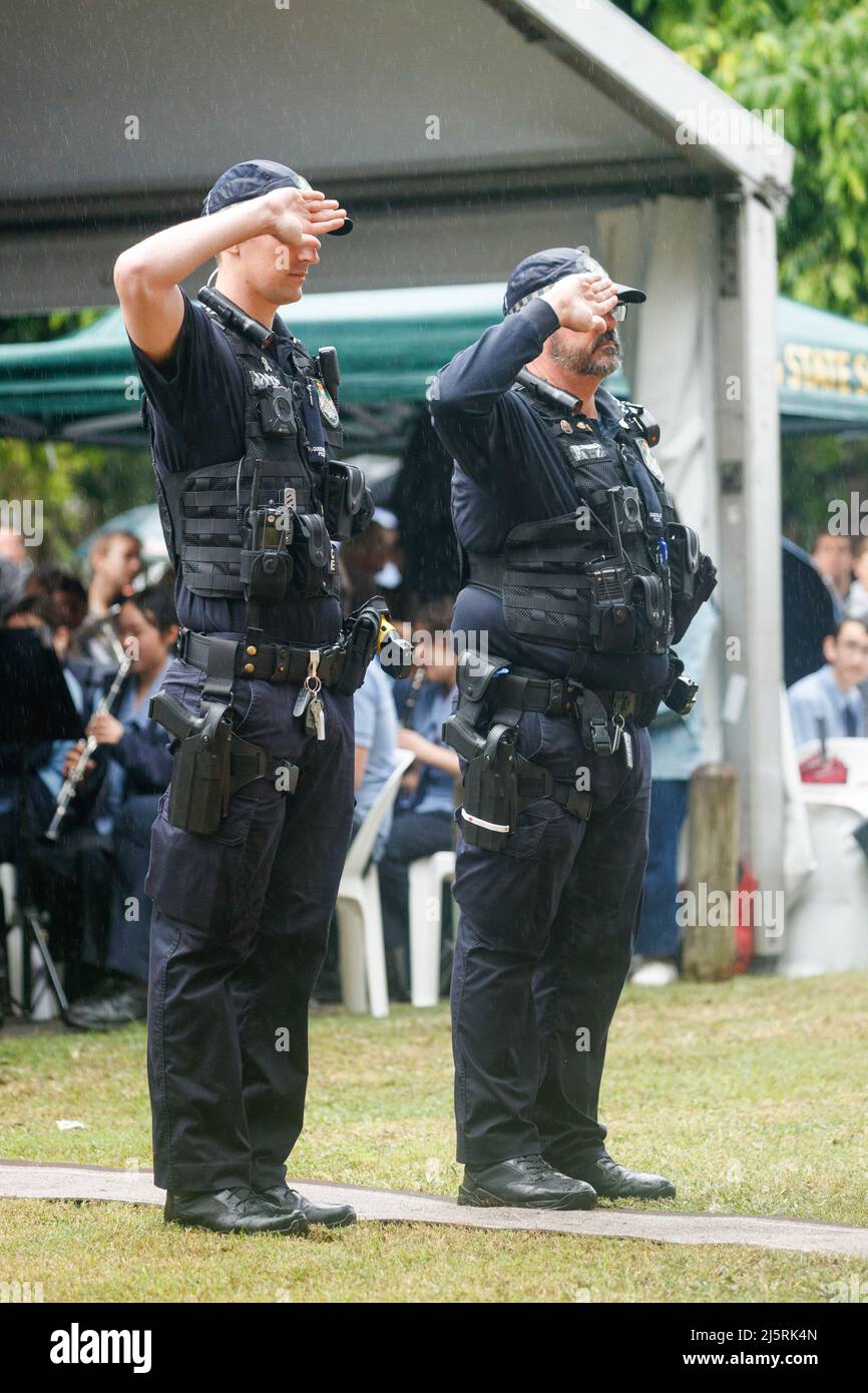 Brisbane, Australie. 25th avril 2022. Les policiers se sont tenus à l'égard de la couronne pendant le service. La branche du RSL Holland Park-Mount Gravatt a organisé une marche et un service de la journée locale de l'ANZAC le matin du lundi 25 avril 2022 pour commémorer les membres des services armés australiens et néo-zélandais. LA Journée DE L'ANZAC (corps d'armée de Nouvelle-Zélande en Australie) a été commémorée le 25 avril 1916, un an après le débarquement de l'ANZAC à Gallipoli pendant la première Guerre mondiale. (Photo de Joshua Prieto/SOPA Images/Sipa USA) crédit: SIPA USA/Alay Live News Banque D'Images