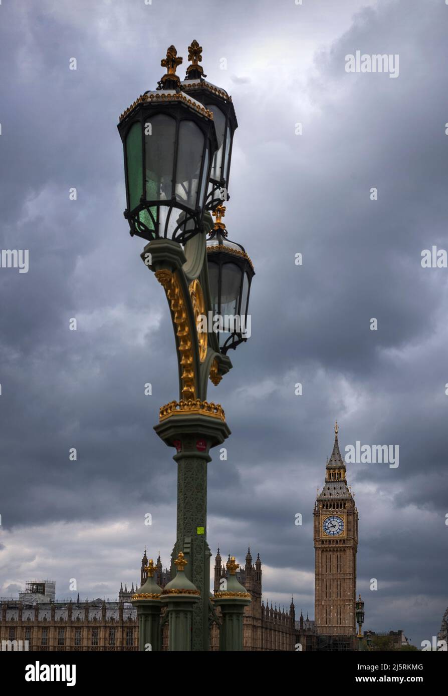 Londres England Houses of Parliament Big Ben Elizabeth Tower nettoyé avril 2022 la tour Elizabeth et le cadran de l'horloge de Big Ben brillent après le grand cercle Banque D'Images