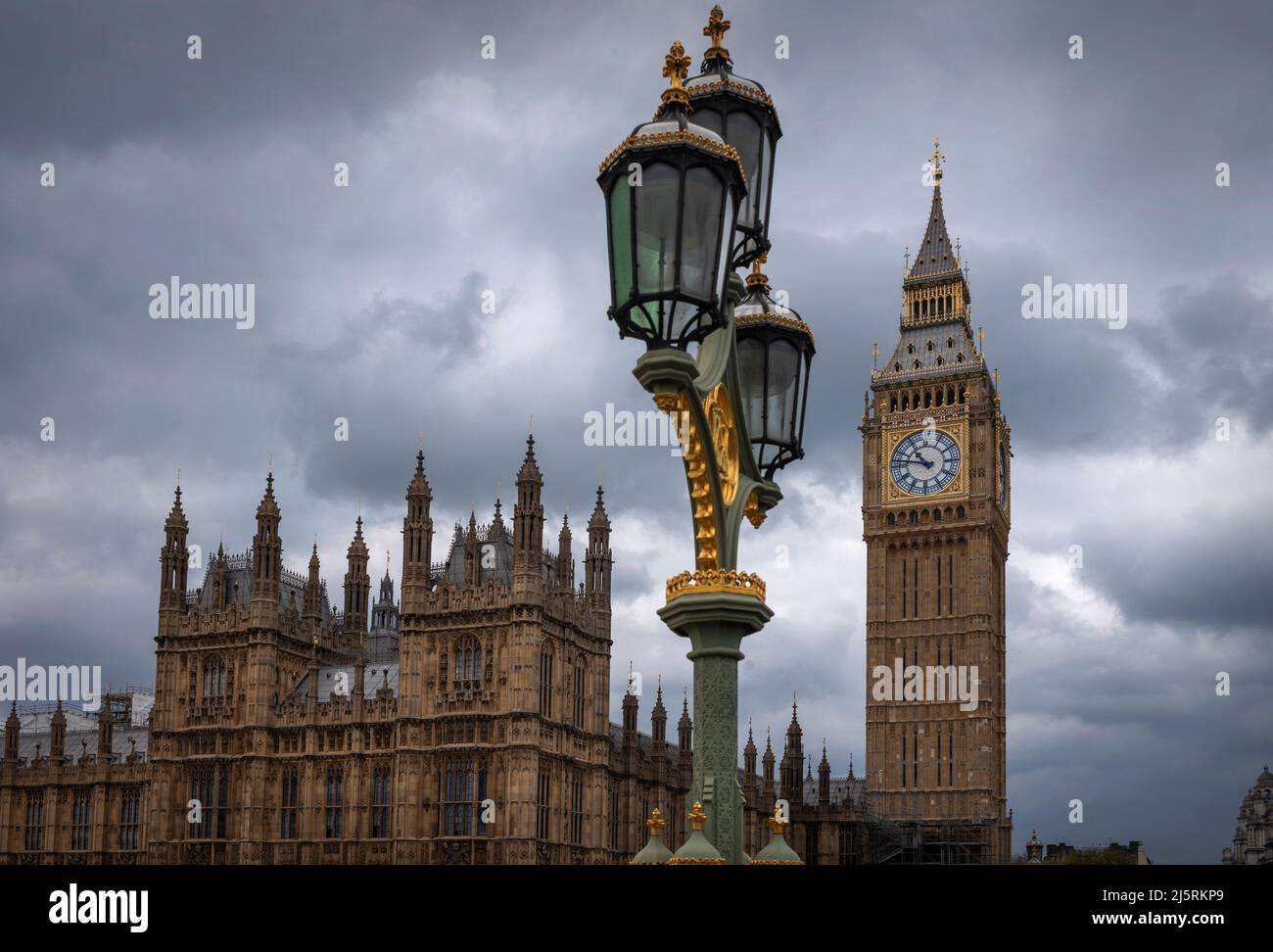 Londres England Houses of Parliament Big Ben Elizabeth Tower nettoyé avril 2022 la tour Elizabeth et le cadran de l'horloge de Big Ben brillent après le grand cercle Banque D'Images