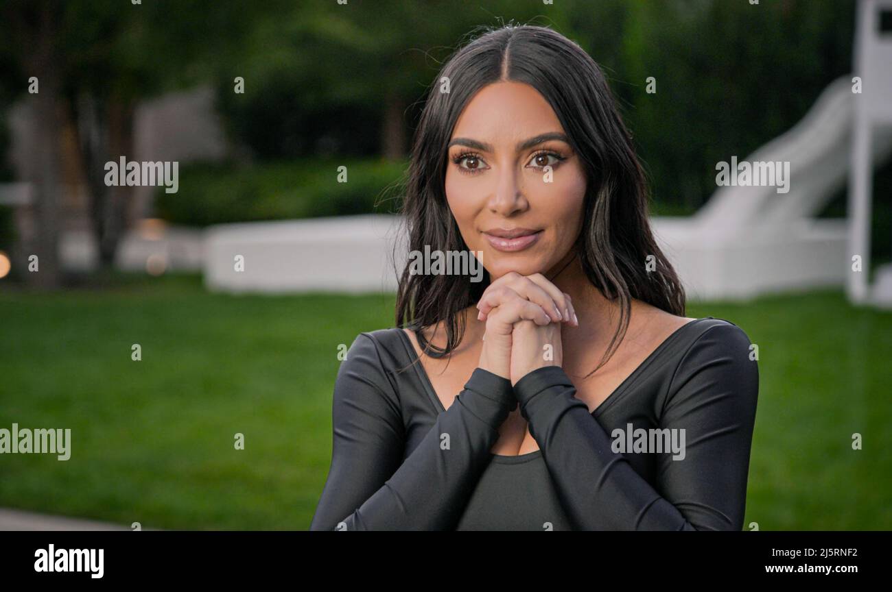 ÉTATS-UNIS. Kim Kardashian dans une scène du (C)Hulu nouveau spectacle de  réalité: Les Kardashians - saison 1 , épisode 1(2022). Complot : suit la  famille Kardashienne en célébrant de nouvelles entreprises et