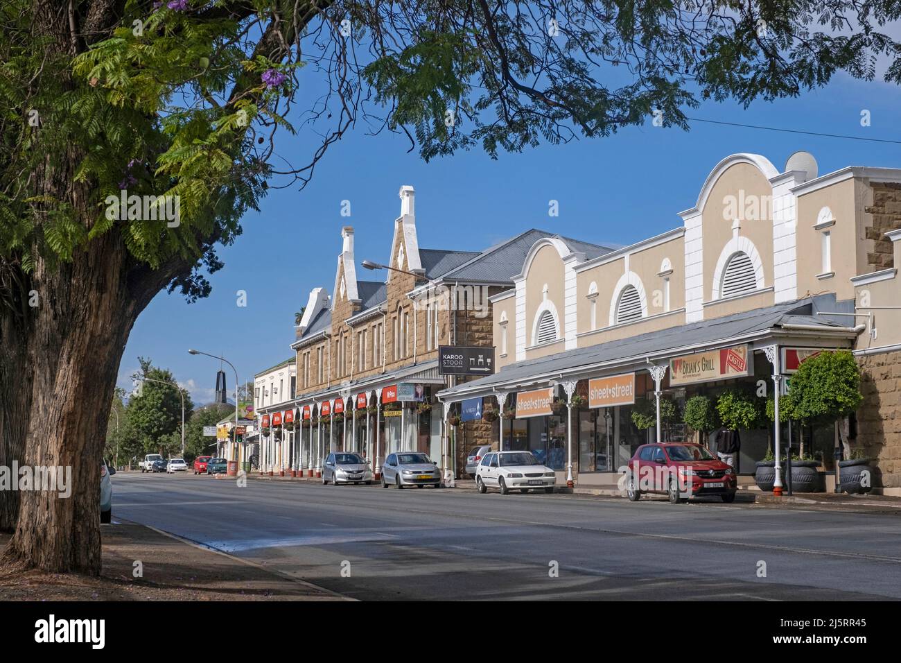 Boutiques et restaurants dans la rue principale de la ville Oudtshoorn, Garden route, Little Karoo, province du Cap occidental, Afrique du Sud Banque D'Images