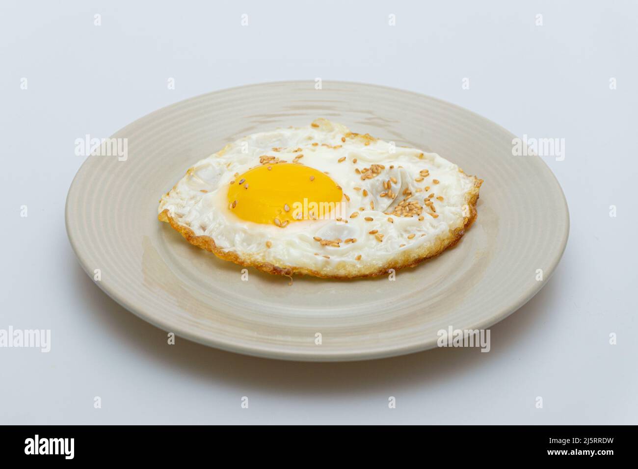 Œuf frit mi-cuit dans un bol Photo Stock - Alamy